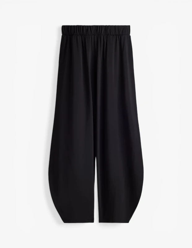 Marka Adı: H&M
Ürün Cinsiyeti: Belirtilmemiş
Ürün Tipi: Pantolon
Ürün Sezonsallığı: İlkbahar-Yaz
Ürün Çeşidi: Balon pantolon
Ürün Özellikleri: Bu H&M balon pantolon, siyah rengi, elastik belli yapısı ve akışkan kumaşıyla öne çıkıyor. Bacakları geniş ve hacimli bir kesime sahip olup, paçaları dış taraflara doğru zarifçe kavislenerek belirgin bir balon silueti oluşturuyor. Hafif ve mat görünümlü kumaşı sayesinde gün boyu konfor sunarken, modern ve heykelsi duruşuyla ilkbahar-yaz kombinlerine dinamik bir hava katıyor.
Öne Çıkan Detaylar:
- Elastik büzgülü bel
- Hacimli ve modern balon kesim
- Paçalarda yukarı doğru kavisli, özgün tasarım
Kimler Kullanıyor?: Bu pantolonu tercih edenler, güncel moda trendlerini takip etmeyi seven, konforu ve stili bir arada arayan kişilerdir. Giysilerinde rahatlığı ön planda tutarken, modern ve özgün kesimlerle kişisel tarzlarını yansıtmayı severler. Şehir hayatının dinamik temposuna ayak uyduran, giyimlerinde cesur siluetleri benimseyen ve dikkat çekici detaylarla fark yaratmayı arzulayan herkes için ideal bir seçimdir.