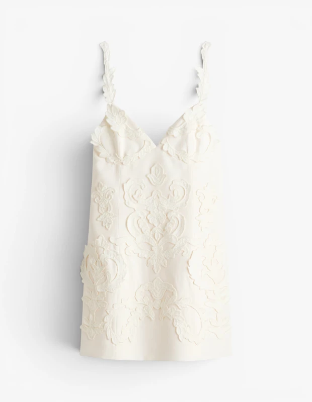 Marka Adı: H&M
Ürün Cinsiyeti: Kadın
Ürün Tipi: Mini Elbise
Ürün Sezonsallığı: İlkbahar/Yaz
Ürün Çeşidi: Özel Gün Elbisesi
Ürün Özellikleri: Askılı, mini boyda tasarlanmış bu krem rengi elbise, V yakalı büstiyer kesimi ve bele oturan formuyla zarif bir silüet sunar. Düz ve mat dokulu kumaşı üzerine yerleştirilmiş, yoğun ve kabartmalı aplikelerle üç boyutlu bir desen zenginliği taşır. Etek kısmı hafifçe A kesim olup rahat bir hareket alanı sağlarken, elbisenin askılarında da yaprak formunda işlemeler devam eder. Romantik ve modern bir stile sahip olan bu elbise, dokusal detaylarıyla dikkat çeker.
Öne Çıkan Detaylar:
- Elbise boyunca uzanan üç boyutlu, kabartmalı yaprak ve çiçek motifli aplikeler.
- Zarif V yaka ve büstiyer kesimli üst tasarım.
- Askılarda da devam eden yaprak formunda işlenmiş ince detaylar.
Kimler Kullanıyor?: Düğün sonrası partilerde veya özel davetlerde hem şık hem de rahat olmak isteyen, romantik ve zarif detayları seven kadınlar için idealdir. Modern ve özgün bir stil arayışında olan, gösterişli ama abartısız bir duruş sergilemeyi tercih eden kişiler, bu elbise ile hem feminen hem de sofistike bir görünüm yakalayabilir.