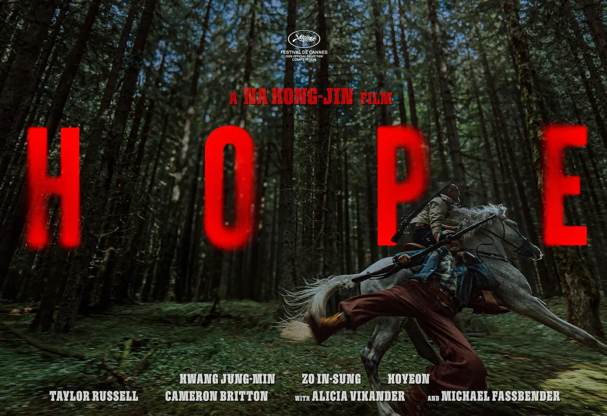 Hope filminin afişi, koyu renkli sık orman zemininde parlayan kırmızı HOPE yazısı ve hızla dört nala giden gri bir atın üzerindeki binicisiyle gerilimli bir atmosfer sunarak, Cannes Film Festivali resmi seçkisinde yer alan bu önemli yapımı tanıtıyor.