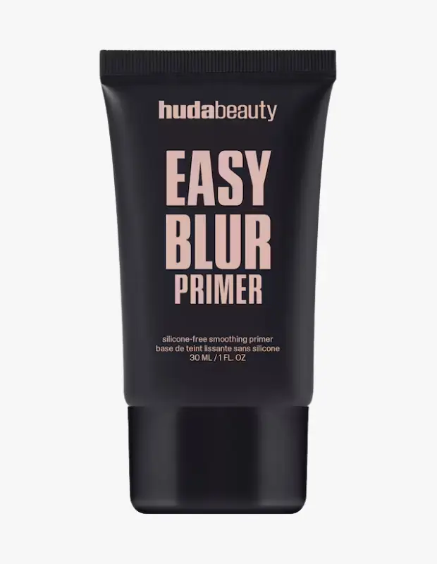 Marka Adı: Huda Beauty
Ürün Cinsiyeti: Belirtilmemiş
Ürün Tipi: Makyaj Bazı
Ürün Sezonsallığı: Belirtilmemiş
Ürün Çeşidi: Silikonsuz Pürüzsüzleştirici Makyaj Bazı
Ürün Özellikleri: Huda Beauty Easy Blur Makyaj Bazı, cildi pürüzsüzleştirmek ve makyaj için kusursuz bir zemin hazırlamak üzere tasarlanmış, silikonsuz bir formüle sahiptir. Gözenekleri ve ince çizgileri görünür şekilde flulaştırarak daha düzgün bir cilt görünümü sunar. 30 ml hacmindeki bu makyaj bazı, uygulanan makyajın gün boyu kalıcılığını artırmaya yardımcı olurken, cildin doğal dokusunu bozmadan taze ve mat bir bitiş sağlar.
Öne Çıkan Detaylar:
- Silikonsuz formülü sayesinde hafif ve cilde dost bir yapı sunar.
- Gözenekleri ve ince çizgileri anında flulaştırarak optik olarak daha pürüzsüz bir cilt yüzeyi yaratır.
- Makyajın cilde daha iyi tutunmasını sağlayarak kalıcılığını gün boyu uzatır.
Kimler Kullanıyor?: Makyajın ciltte daha kusursuz görünmesini ve kalıcı olmasını arzu eden herkes için uygundur. Özellikle ciltlerindeki gözeneklerin ve ince çizgilerin görünümünü optik olarak azaltmak, makyaja başlamadan önce pürüzsüz bir kanvas oluşturmak isteyenler bu ürünü tercih edebilir. Özel günler için hazırlanan yoğun makyajlarda kalıcılığı artırmak veya günlük makyaj rutininde cilt görünümünü eşitlemek isteyenler, kendinden emin ve taze bir ifade arayanlar bu makyaj bazını günlük rutinlerine dahil edebilirler.