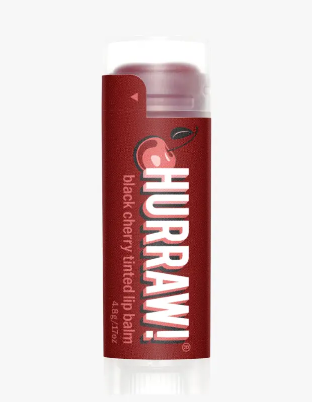 Marka Adı: HURRAW
Ürün Adı: HURRAW Unisex Siyah Kiraz Renkli Dudak Balmı
Ürün Cinsiyeti: Unisex
Ürün Tipi: Dudak Balmı
Ürün Sezonsallığı: Her Mevsim
Ürün Çeşidi: Renkli Dudak Balmı
Ürün Özellikleri: Bu HURRAW! dudak balmı, siyah kirazın doğal tonunu dudaklara taşıyan renkli bir formüle sahiptir. 4.8 gramlık pratik çubuk ambalajı ile kolayca uygulanabilir ve taşınabilir. Hassas dudaklar için ideal olan ürün, içeriğindeki kandelila mumu gibi doğal bileşenlerle dudakları nemlendirirken hafif bir parlaklık ve renk katıyor.
Öne Çıkan Detaylar:
- Siyah kirazın doğal tonunu veren renkli formül.
- Kandelila mumu gibi doğal içeriklerle zenginleştirilmiş.
- Pratik ve taşınabilir 4.8 gramlık çubuk ambalaj.
Kimler Kullanıyor?: Doğal içerikleri tercih eden, dudak bakımına özen gösterirken aynı zamanda hafif bir renk dokunuşu arayan herkes için idealdir. Günlük rutininde pratik ve etkili bir ürünle dudaklarını nemlendirip canlandırmak isteyenler, siyah kirazın hoş aroması ve zarif tonuyla hem bakım hem de stil sunan bu balmı severek kullanabilirler. Minimal makyaj sevenler veya doğal dudak rengini vurgulamak isteyenler için vazgeçilmez bir seçenektir.