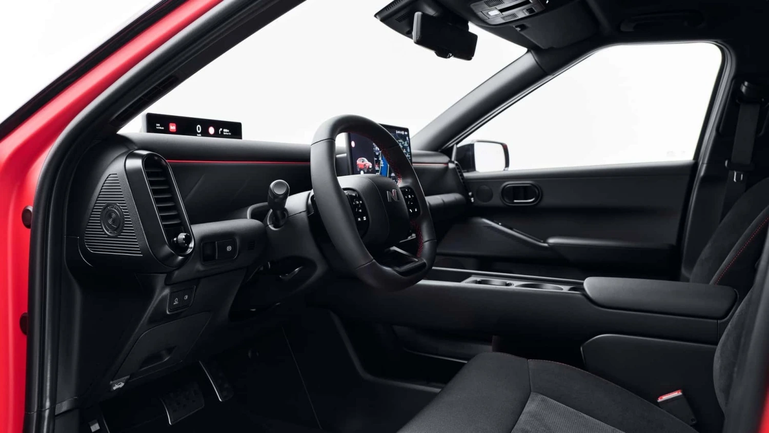 Kırmızı dış rengiyle dikkat çeken Hyundai Ioniq 3 modelinin sürücü tarafına odaklanan iç tasarım detayları, N logolu spor direksiyon simidi, iki ayrı dijital ekran, minimalist konsol ve kırmızı dikişli alcantara koltuklarla modern ve ileri teknoloji bir atmosfer sunuyor.