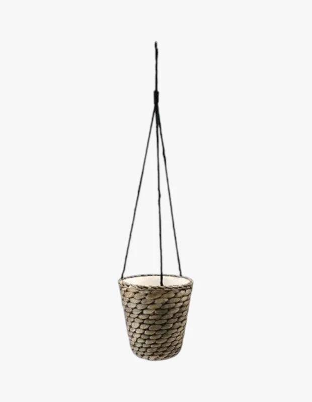 Marka Adı: Ikea
Ürün Adı: Ikea Asma Saksı
Ürün Cinsiyeti: Belirtilmemiş
Ürün Tipi: Asma Saksı
Ürün Sezonsallığı: Her Mevsim
Ürün Çeşidi: Dekoratif Saksı
Ürün Özellikleri: Bu Ikea asma saksı, doğal ve organik bir estetik sunan, özenle örülmüş bitkisel liflerden yapılmıştır. Konik bir forma sahip olan dış kısmı, toprak tonlarında gri ve kahverengi renklerin doğal dokusuyla dikkat çekerken, içinde bitkilerinizi yerleştirebileceğiniz beyaz veya krem rengi pürüzsüz bir iç astar saksı bulunmaktadır. Ürün, bitkilerinizi yerden yükselterek dikey bir yeşil alan yaratmanızı sağlayan, sağlam üç adet siyah askı ipiyle tavana veya uygun bir yere asılacak şekilde tasarlanmıştır. Evinizin veya balkonunuzun atmosferine doğal bir sıcaklık ve modern bir dokunuş katarak bitkilerin sağlıklı gelişimine olanak tanır.
Öne Çıkan Detaylar:
- Doğal, örgü dokulu dış yüzey
- Bitki sağlığı için iç astar saksı
- Dikey bitkilendirme sağlayan sağlam asma ipleri
Kimler Kullanıyor?: Evini veya balkonunu bitkilerle güzelleştirmeyi seven, doğal malzemelerin sıcaklığını ve estetiğini yaşam alanlarına taşımak isteyenler bu ürünü tercih edebilir. Özellikle sınırlı alanı olan balkon ve iç mekanlarda dikey bahçe çözümlerini önemseyen, modern ve rustik tarzı birleştiren dekorasyonları benimseyen kişiler için idealdir. Bitkileriyle her mevsim iç içe olmayı arzulayan ve mekanlarına huzurlu bir hava katmak isteyen herkesin beğenisini kazanacaktır.