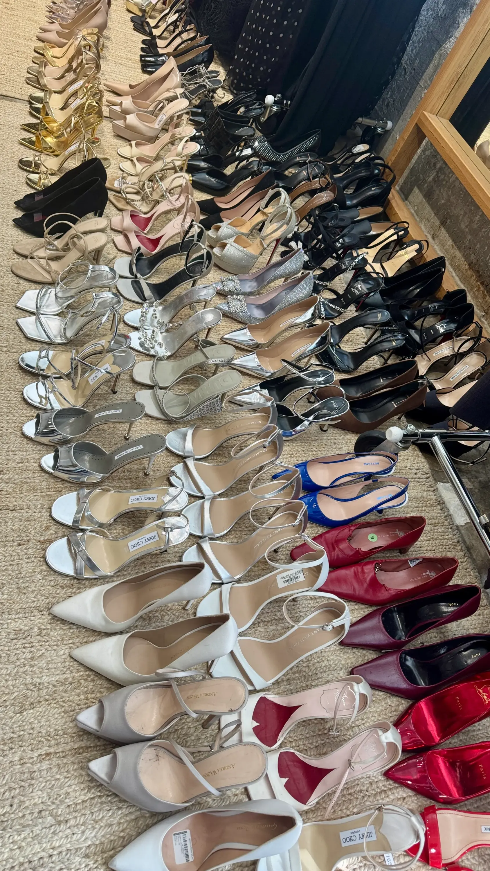 İpek Ersoy Gelgin'in celebrity styling sürecinde, kırmızı halı ve Oscar gecesi gibi özel etkinlikler için ünlülerin stillerini tamamlamak üzere, Jimmy Choo, Manolo Blahnik gibi markaların metalik, nude, siyah ve kırmızı tonlardaki zarif topuklu ayakkabılarından oluşan geniş bir seçki halı üzerinde düzenli sıralar halinde sergileniyor.