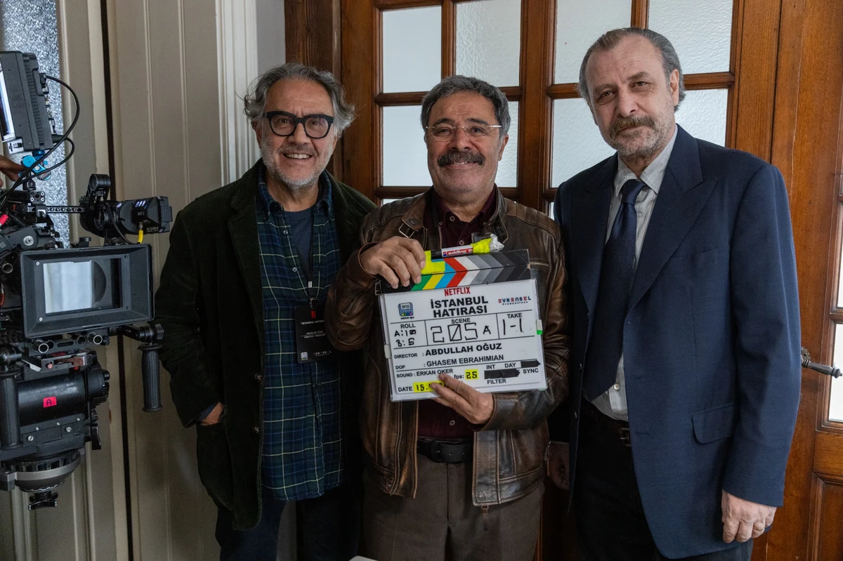 Yönetmen Abdullah Oğuz'un, üzerinde yeni Netflix dizisi İstanbul Hatırası yazan klaketi tutarak gülümsediği karede, gözlüklü bir diğer yapım ekibi üyesi ve koyu takım elbiseli bir oyuncuyla birlikte, çekimlerin başladığı hareketli setin atmosferi yansıtılıyor.
