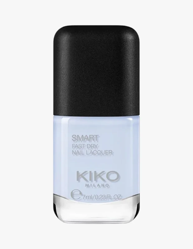 Marka Adı: Kiko Milano
Ürün Adı: Kiko Milano Smart Nail Lacquer 26 Pastel Light Blue
Ürün Cinsiyeti: Belirtilmemiş
Ürün Tipi: Oje
Ürün Sezonsallığı: İlkbahar/Yaz
Ürün Çeşidi: Hızlı Kuruyan Oje
Ürün Özellikleri: Kiko Milano Smart Nail Lacquer 26 Pastel Light Blue, şık ve modern tasarımlı 7 ml hacimli cam şişede sunulan, hızlı kuruma özelliğine sahip bir ojedir. Pastel açık mavi rengiyle tırnaklara ferah, zarif ve çağdaş bir dokunuş katarken, siyah köşeli kapağı minimal bir estetik sunar. Tırnaklarda pürüzsüz ve hızlıca sabitlenen bir yüzey bırakarak uzun süre kalıcı bir görünüm sağlar.
Öne Çıkan Detaylar:
- Hızlı kuruma özelliği sayesinde zamandan tasarruf sağlar.
- Pastel açık mavi tonuyla (26 numara) tırnaklara ferah ve modern bir görünüm kazandırır.
- Zarif ve minimalist tasarımlı 7 ml'lik cam şişesiyle kolay kullanım sunar.
Kimler Kullanıyor?: Gündelik stilinde ferah ve zarif dokunuşlar arayan, modern ve minimalist estetiği tırnaklarına taşımayı seven herkes için uygundur. Özellikle hızlı kuruma özelliği sayesinde pratikliğe önem veren, zamanından tasarruf etmek isteyen ve tırnaklarında pastel tonların dinginliğini tercih eden kişiler tarafından rahatlıkla kullanılabilir. Şık ve temiz bir görünümle kişisel tarzını tamamlamayı arzulayan her yaşa ve stile hitap eder.