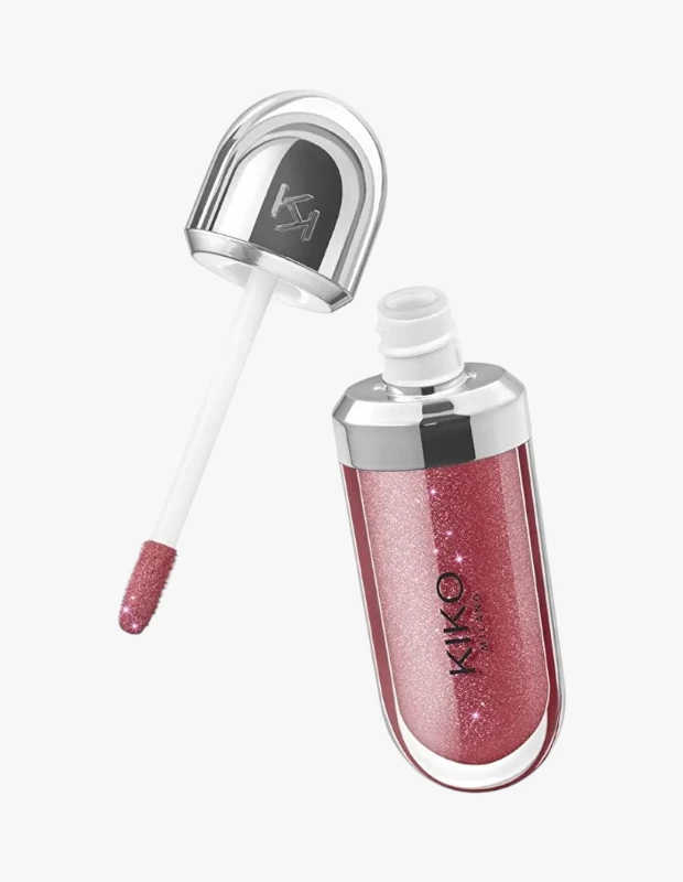 Marka Adı: Kiko Milano
Ürün Adı: Kiko Milano 3D Hydra Lipgloss
Ürün Cinsiyeti: Unisex
Ürün Tipi: Dudak Parlatıcısı
Ürün Sezonsallığı: Belirtilmemiş
Ürün Çeşidi: Işıltılı ve Dolgunlaştırıcı Dudak Parlatıcısı
Ürün Özellikleri: Şeffaf, oval tasarımlı şık bir tüp içerisinde sunulan bu dudak parlatıcısı, pembe/rose gold tonlarında yoğun ışıltılı ve simli bir dokuya sahiptir. Gümüş renkli detaylara sahip kapağında Kiko Milano logosu yer alır ve özel açılı, yumuşak doe-foot aplikatörü kolay uygulama sağlar. 3D Hydra formülü sayesinde dudaklara üç boyutlu bir derinlik katarak daha dolgun ve hacimli bir görünüm kazandırır. Shea yağı ve değerli bitkisel içeriklerle zenginleştirilmiş formülüyle dudakları nemlendirir ve gün boyu süren konforlu, kristal parlaklığında bir bitiş sunar.
Öne Çıkan Detaylar:
- Dudaklara 3D efektiyle dolgun ve hacimli bir görünüm kazandırır
- Yoğun pembe/rose gold ışıltı ve yüksek parlaklık sunar
- Nemlendirici formülü sayesinde dudaklarda gün boyu konfor sağlar
- Pratik ve kolay uygulama sağlayan özel tasarım aplikatör
Kimler Kullanıyor?: Dudaklarında çarpıcı bir ışıltı ve belirgin bir dolgunluk etkisi arayanlar bu ürünü tercih edebilir. Makyajına göz alıcı bir dokunuş katmak isteyen, modern ve parlak görünümleri seven kişiler için idealdir. Hem günlük kullanımda doğal bir ışıltı hem de özel anlarda iddialı bir stil arayanlar, bu üründeki 3D hacim ve nemlendirici özellikleri sayesinde konforlu bir deneyim yaşar.