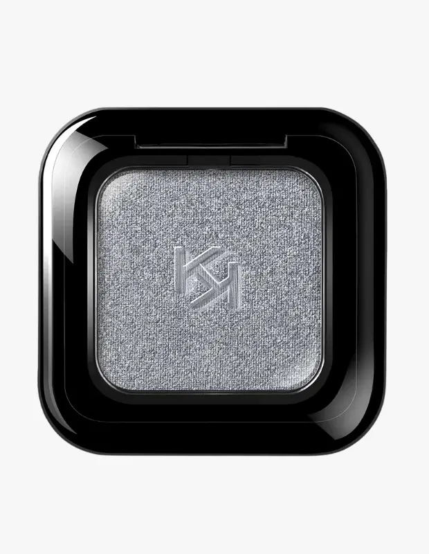 Marka Adı: Kiko Milano
Ürün Adı: Kiko Milano High Pigment Eyeshadow
Ürün Cinsiyeti: Unisex
Ürün Tipi: Göz Farı
Ürün Sezonsallığı: Belirtilmemiş
Ürün Çeşidi: Tekli Işıltılı Göz Farı
Ürün Özellikleri: Yüksek pigmentli formülü sayesinde yoğun renk veren, gümüş ışıltılı tekli göz farıdır. Şık, parlak siyah, köşeleri yuvarlatılmış kare bir ambalaj içinde sunulan bu ürünün far yüzeyinde Kiko Milano'nun imzası olan iç içe geçmiş KK logosu kabartmalı olarak işlenmiştir. Işıltılı bitişi ile gözlere metalik ve çarpıcı bir parlaklık kazandırır.
Öne Çıkan Detaylar:
- Yüksek pigmentasyon
- Gümüş ışıltılı, metalik bitiş
- Şık ve kompakt siyah ambalaj
Kimler Kullanıyor?: Makyajı yalnızca güzelleşmek için değil, aynı zamanda kişisel ifadelerini ve ruh hallerini yansıtmak için bir araç olarak görenler bu ürünü tercih edebilir. Özellikle güçlü ve ışıltılı göz makyajlarıyla dikkat çekmeyi seven, trendleri yakından takip eden ve kendi özgün tarzını oluşturan kullanıcılar için idealdir. Hem günlük makyajlarına dramatik bir dokunuş katmak isteyenler hem de özel anlarda çarpıcı bir görünüm yaratmayı hedefleyenler bu farı rahatlıkla kullanabilir.