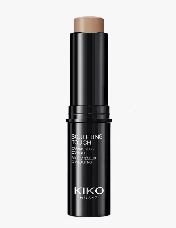 Marka Adı: Kiko Milano
Ürün Cinsiyeti: Belirtilmemiş
Ürün Tipi: Kontür stick
Ürün Sezonsallığı: Tüm sezonlar
Ürün Çeşidi: Nötr açık kahve tonu
Ürün Özellikleri: Bu Kiko Milano Sculpting Touch Kontür Stick, yüz hatlarını kolayca belirginleştirmek ve boyut kazandırmak için tasarlanmış kremsi yapıda bir üründür. Mat siyah, silindir şeklindeki şık ambalajı ile taşınabilir ve pratik bir kullanım sunar. Ürünün ucu, doğal görünümlü gölgeler oluşturmak için uygun, cilde kolayca karışabilen nötr bir açık kahve tonundadır. Kremsi formülü sayesinde cilde pürüzsüz bir şekilde dağılır ve ciltte doğal bir bitiş sağlar. Yanak kemiklerinin altına, şakaklara ve çene hattına uygulanarak yüze rafine bir kemik yapısı kazandırmaya yardımcı olur.
Öne Çıkan Detaylar:
- Pratik ve taşınabilir stick formatında kolay uygulama imkanı sunar.
- Kremsi dokusu sayesinde ciltle bütünleşerek doğal bir bitiş sağlar.
- Yüz hatlarını belirginleştirme ve boyut kazandırma özelliğine sahiptir.
Kimler Kullanıyor?: Yüz hatlarını doğal bir şekilde belirginleştirmek, boyut ve derinlik kazandırmak isteyen herkes bu ürünü tercih edebilir. Makyaj rutininde pratiklik arayanlar, cilde kolayca dağılan ve katmanlanabilen ürünleri sevenler için idealdir. Hem günlük makyajda hem de balo gibi özel günlerde, yüzüne rafine ve zarif bir dokunuş katmak isteyenler bu kontür sticki kolaylıkla kullanabilir. Kendine güvenli ve doğal güzelliğini vurgulamayı seven bireylerin makyaj çantalarında yerini alacaktır.