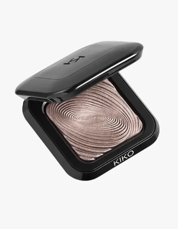 Marka Adı: Kiko Milano
Ürün Cinsiyeti: Kadın
Ürün Tipi: Far
Ürün Sezonsallığı: Belirtilmemiş
Ürün Çeşidi: Islak/kuru uygulanabilen, tekli, ışıltılı far
Ürün Özellikleri: Kiko Milano markasına ait bu ürün, şık siyah bir kompakt içinde sunulan, yüzeyi spiral desenle kabartılmış tekli bir far çeşididir. Kristal ışıltılı dokusuyla bakışlara modern bir feminenlik katarak özel gün makyajları için idealdir; formülü, kuru uygulandığında yumuşak bir parlaklık sunarken, daha dramatik ve yoğun bir ışıltı için fırça hafifçe ıslatılarak da kullanılabilir. Açık pembe-bej tonlarındaki rengi, metalik ve parlak bir bitiş sağlar.
Öne Çıkan Detaylar:
- Spiral kabartmalı yüzey dokusu
- Islak veya kuru uygulanabilme özelliği
- Kristal ışıltılı bitişi
Kimler Kullanıyor?: Zamansız ve ışıltılı bir görünümle doğal güzelliğini ön plana çıkarmayı seven, özel günlerde veya günlük hayatta bakışlarına modern ve zarif bir dokunuş katmak isteyen herkes bu ürünü tercih edebilir. Hafif bir parıltıdan dramatik bir ışıltıya kadar farklı yoğunluklarda etki yaratmayı sevenler için ideal olup, makyajında hem pratikliği hem de etkileyiciliği bir arada arayanların tercihi olacaktır. Özellikle balo, mezuniyet gibi unutulmaz anlarda kendini özgüvenli ve göz alıcı hissetmek isteyenler için mükemmel bir tamamlayıcıdır.