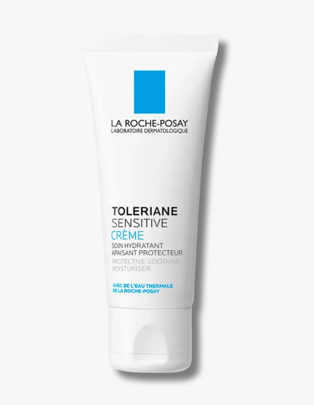 Dik bir şekilde duran, üst kısmında mavi bir kare ve altında La Roche-Posay yazısı bulunan beyaz tüpteki Toleriane Sensitive Crème, hassas ciltler için koruyucu ve yatıştırıcı bir nemlendirici olarak öne çıkıyor.