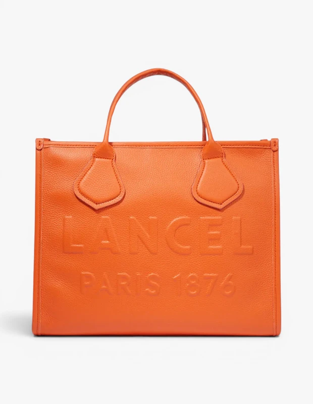 Marka Adı: Lancel
Ürün Adı: Lancel Kadın Turuncu Deri Tote Çanta
Ürün Cinsiyeti: Kadın
Ürün Tipi: Tote Çanta
Ürün Sezonsallığı: Tüm Sezonlar
Ürün Çeşidi: Deri Çanta
Ürün Özellikleri: Canlı turuncu renkte tasarlanan bu şık tote çanta, gözle görülür dokuya sahip yüksek kaliteli gerçek deriden üretilmiştir. Çantanın ön yüzünde markanın ikonik LANCEL PARIS 1876 logosu kabartma şeklinde zarifçe işlenmiştir. Geniş ve dikdörtgen formu, günlük eşyalarınızı düzenli bir şekilde taşımanız için yeterli alan sunarken, sağlam çift taşıma sapları hem elde hem de omuzda konforlu bir kullanım imkanı sağlar. Köşelerdeki özenli dikiş detayları ve genel yapısal bütünlüğü, ürünün üstün işçiliğini ve zamansız stilini vurgular.
Öne Çıkan Detaylar:
- Canlı ve enerjik turuncu renk seçeneği.
- Ön kısımda kabartma olarak işlenmiş LANCEL PARIS 1876 markalama detayı.
- Üstün kaliteli ve dokulu gerçek deri malzeme.
Kimler Kullanıyor?: Stiline çarpıcı ve modern bir dokunuş katmayı seven, kaliteli aksesuarlara yatırım yapan ve şehir yaşamının dinamik ritminde dahi şıklığından ödün vermek istemeyen kişiler bu çantayı tercih edebilir. Klasik çizgileri cesur renklerle birleştirmeyi seven, hem günlük kombinlerinde hem de özel anlarda stilini öne çıkarmak isteyen bireyler için ideal bir tamamlayıcıdır. Modaya uygun ve fonksiyonel parçalarla kişisel tarzını yansıtanlar için vazgeçilmez bir seçimdir.