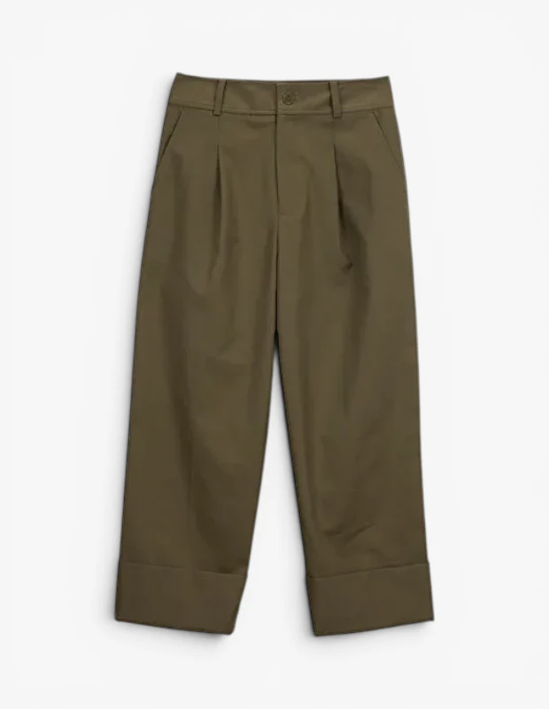 Marka Adı: Lauren Ralph Lauren
Ürün Adı: Lauren Ralph Lauren Kadın Haki Pileli Geniş Paça Pantolon
Ürün Cinsiyeti: Kadın
Ürün Tipi: Pantolon
Ürün Sezonsallığı: İlkbahar/Yaz
Ürün Çeşidi: Kumaş Pantolon
Ürün Özellikleri: Haki rengindeki bu pantolon, rahat ve modern bir siluet sunan bol kesimi ve geniş paçalarıyla dikkat çekiyor. Ön kısmında yer alan pile detayları tasarıma hacim katarken, katlanmış paça manşetleri ile kısa kesim bir duruş sergiliyor. Pratik yan cepleri ve ön düğme ile fermuarlı kapanışı sayesinde hem işlevsel hem de şık bir kullanım sunuyor. Mat yüzeyli, sağlam dokulu kumaşı ile gün boyu konfor vadediyor.
Öne Çıkan Detaylar:
- Geniş ve bol kesim paça tasarımı
- Hacim katan ön pile detayları
- Modern bir bitiş sağlayan katlanmış paça manşetleri
Kimler Kullanıyor?: Gündelik stilinde rahatlığı ve şıklığı bir arada arayan, modern ve zamansız parçalara öncelik veren kişiler bu pantolonu tercih edebilir. Gardırobunda fonksiyonel ve stil sahibi seçenekler bulundurmayı seven, klasik parçalara çağdaş dokunuşlar katmayı seven ve tarzını güncel detaylarla zenginleştirenler için idealdir. Özgün kesimleri ve rahat kalıpları günlük görünümlerine entegre etmeyi seven herkes için uygundur.