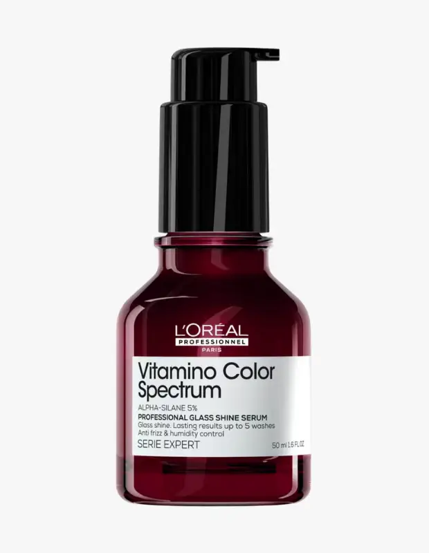Marka Adı: L'Oréal Professionnel
Ürün Cinsiyeti: Belirtilmemiş
Ürün Tipi: Saç Serumu
Ürün Sezonsallığı: Belirtilmemiş
Ürün Çeşidi: Renk koruyucu, parlaklık verici, kabarma ve neme karşı kontrol sağlayan saç serumu
Ürün Özellikleri: L'Oréal Professionnel Vitamino Color Spectrum serisine ait bu profesyonel cam parlaklığı serumu, %5 Alpha-Silane ile formüle edilmiştir. Saça yoğun, cam benzeri bir parlaklık kazandırmak ve bu parlaklığın 5 yıkamaya kadar kalıcılığını sağlamak üzere tasarlanmıştır. Aynı zamanda saçtaki kabarmayı önlemeye ve nem kontrolü sağlamaya yardımcı olarak saçın pürüzsüz ve kolay şekil almasını destekler. Ürün, renkli saç bakımına ve canlılığa vurgu yapan, 50 ml hacminde koyu kırmızı yarı saydam bir şişede, pratik bir siyah pompa dispanseri ile sunulmaktadır.
Öne Çıkan Detaylar:
- %5 Alpha-Silane içeriğiyle yoğun cam parlaklığı sağlar
- Parlaklık etkisi 5 yıkamaya kadar kalıcılığını korur
- Saçtaki kabarmayı ve neme bağlı istenmeyen etkileri kontrol altına alır
Kimler Kullanıyor?: Bu saç serumu, boyalı saçlarının canlılığını ve parlaklığını uzun süre korumak isteyen herkes için idealdir. Özellikle saç renginin ilk günkü ışıltısını muhafaza etmeyi, saçtaki kabarmayı kontrol altına almayı ve nemli havalarda dahi saçının pürüzsüz görünmesini arzu eden kişiler bu ürünü tercih edebilir. Saçına profesyonel bir bakım dokunuşu ekleyerek sağlıklı ve göz alıcı bir parlaklık arayışında olanlar için geliştirilmiştir.