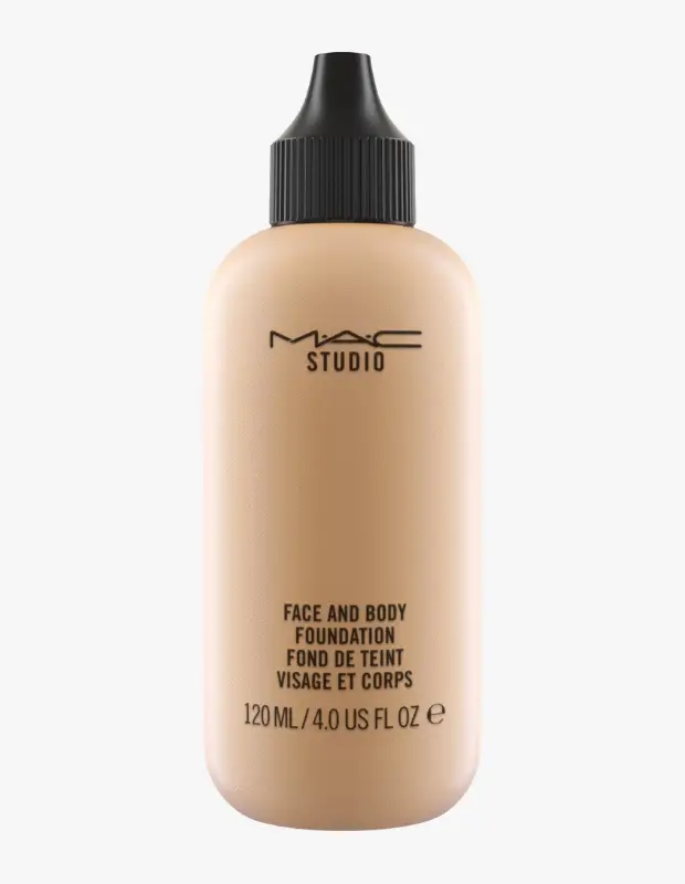 Marka Adı: MAC Cosmetics
Ürün Adı: MAC Cosmetics Studio Face and Body Fondöten
Ürün Cinsiyeti: Unisex
Ürün Tipi: Fondöten
Ürün Sezonsallığı: Belirtilmemiş
Ürün Çeşidi: Yüz ve Vücut Fondöteni
Ürün Özellikleri: Bu ürün, hem yüze hem de vücuda uygulanabilen, doğal bir bitiş sunan sıvı formda bir fondötendir. Bej rengindeki ürün, pratik bir sıkma şişesinde sunulur ve siyah, çizgili bir kapağa sahiptir. 120 ml hacmiyle uzun süreli kullanım imkanı sunan fondöten, cilde eşit bir şekilde dağılarak kusurları kapatır ve pürüzsüz bir görünüm yaratır. Cilt tonunu eşitlemeye ve sağlıklı bir baz oluşturmaya yardımcı olan çok amaçlı bir kozmetik ürünüdür.
Öne Çıkan Detaylar:
- Yüz ve vücut için çok yönlü kullanım imkanı.
- Geniş 120 ml hacmiyle uzun süreli kullanım sağlar.
- Cilde doğal ve pürüzsüz bir görünüm kazandırır.
Kimler Kullanıyor?: Doğal ve kusursuz bir cilt görünümü arayışında olan, hem yüz hem de vücut makyajında eşit ton ve pürüzsüzlük hedefleyen herkes bu fondöteni tercih edebilir. Makyaj rutinine çok yönlülük katmak isteyenler, günlük kullanımdan özel gün makyajlarına kadar geniş bir yelpazede güvenilir ve etkili bir baz arayanlar için idealdir. Kişisel ifadesini makyajıyla güçlendirmeyi seven, hem minimal hem de daha sanatsal görünümlere açık bireylerin vazgeçilmezi olabilir.