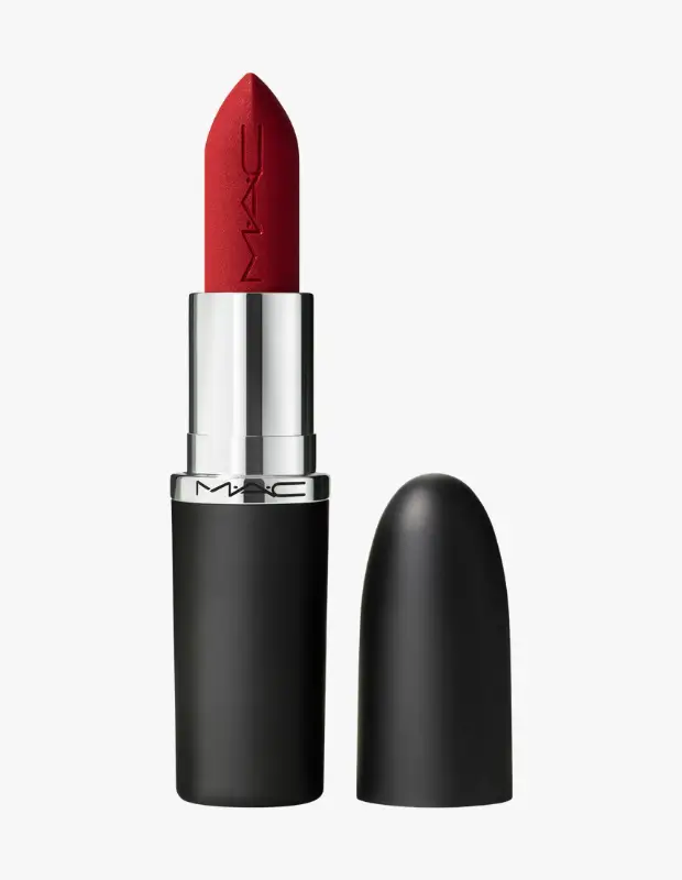 Marka Adı: MAC
Ürün Adı: MAC Kadın Macximal Silky Matte Ruj
Ürün Cinsiyeti: Kadın
Ürün Tipi: Ruj
Ürün Sezonsallığı: Belirtilmemiş
Ürün Çeşidi: Mat Kırmızı Ruj
Ürün Özellikleri: Canlı ve yoğun kırmızı renkte, zengin pigmentli, ipeksi mat bitişe sahip, dudaklara kolayca uygulanan bir rujdur. Klasik silindirik ruj formunda tasarlanmış olup, MAC logosu rujun kendi üzerinde kabartmalı olarak yer almaktadır. Dış ambalajı mat siyah gövde ve parlak gümüş renkli detaylarla şık bir görünüm sunar.
Öne Çıkan Detaylar:
- Yoğun pigmentli ve canlı kırmızı renk
- İpeksi dokulu mat bitiş
- Marka logolu şık mat siyah ambalaj
Kimler Kullanıyor?: Bu ruj, klasikleşmiş kırmızı rujun gücüne inanan, duruşunda iddia ve zarafeti bir arada arayan herkesin vazgeçilmezidir. Makyajında cesur bir ifade yaratmayı seven, hem günlük stilinde hem de özel anlarda sofistike bir dokunuş arayan, kendi tarzını güçlü bir renkle yansıtmayı tercih eden bireyler için idealdir. Zamansız şıklığı ve modern cazibeyi bir araya getiren bu ürün, her yaş ve cilt tonundan kişiye özgüvenli bir hava katmayı hedefler.