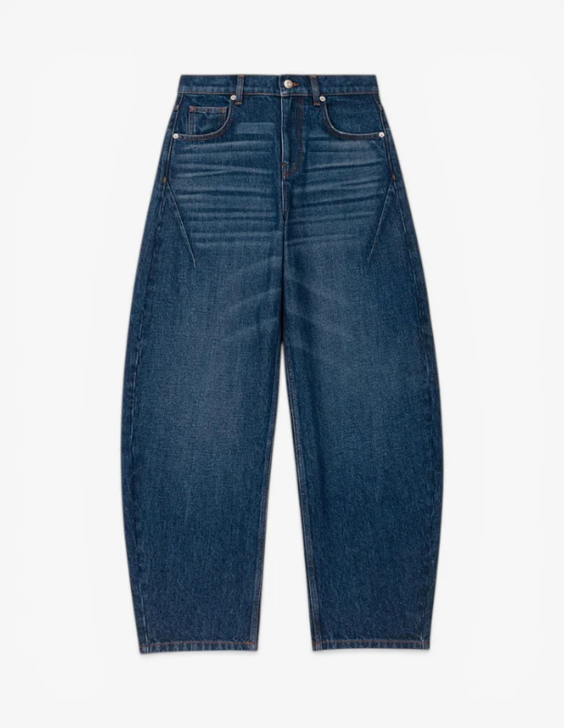 Marka Adı: Maje
Ürün Cinsiyeti: Kadın
Ürün Tipi: Pantolon
Ürün Sezonsallığı: İlkbahar-Yaz
Ürün Çeşidi: Jean Pantolon
Ürün Özellikleri:
Orta tonlarda mavi denim kumaştan üretilen bu balon jean pantolon, yüksek bel kesimi ve bacaklara doğru genişleyen, hacimli ve yuvarlak siluetiyle dikkat çeker. Klasik beş cepli tasarıma sahip olup, ön üst bacak kısmında karakteristik çapraz dikiş detayları bulunur. Kemer köprüleri, metal düğme ve fermuar kapatma gibi standart jean özellikleriyle tamamlanmıştır, hem rahatlık hem de modern bir stil sunar.
Öne Çıkan Detaylar:
- Hacimli ve yuvarlak hatlı balon kesim
- Yüksek bel tasarımı
- Ön kısımda belirgin çapraz dikiş detayları
- Klasik beş cepli yapı
- Orta ton mavi denim kumaş
Kimler Kullanıyor?:
Güncel moda trendlerini takip eden, giyiminde rahatlığı ve özgün siluetleri bir araya getirmeyi seven bireyler için idealdir. Klasik jean tarzına modern ve iddialı bir yorum katmak isteyen, stilinde konforu ön planda tutarken aynı zamanda dikkat çekici bir ifade yaratmayı hedefleyen herkesin gardırobuna şıklık ve karakter katacaktır.