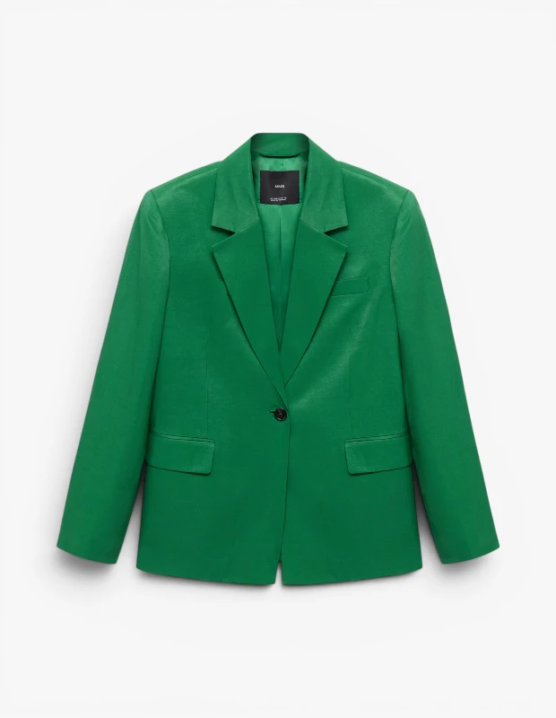 Marka Adı: Mango
Ürün Adı: Mango Blazer Ceket
Ürün Cinsiyeti: Belirtilmemiş
Ürün Tipi: Blazer Ceket
Ürün Sezonsallığı: Dört Mevsim
Ürün Çeşidi: Tek Düğmeli Blazer
Ürün Özellikleri: Bu modern ve şık tek düğmeli blazer ceket, dikkat çekici zümrüt yeşili rengiyle öne çıkıyor. Pürüzsüz ve hafif parlak dokulu kumaşı, cekete kaliteli bir görünüm ve his katıyor. Klasik çentikli yakaya, uzun kollara ve ön kısımda yer alan iki adet fonksiyonel kapaklı cebe sahip olan model, tek düğmeli kapanışı ile rahat bir kullanım sunar. Hafif bol kesimi sayesinde hem resmi hem de günlük şık kombinlerde kolayca stil sahibi bir duruş sergileyebilir.
Öne Çıkan Detaylar:
- Canlı ve enerjik zümrüt yeşili rengi
- Şık ve modern tek düğmeli tasarım
- Klasik çentikli yaka ve kapaklı ön cepler
Kimler Kullanıyor?: Stilinde cesur renkleri ve modern kesimleri bir araya getirmeyi seven, klasik giyime çağdaş bir dokunuş katmaktan hoşlanan herkes bu blazer ceketi tercih edebilir. Gardırobuna dinamik ve çarpıcı bir parça eklemek isteyen, hem iş hayatında profesyonel bir imaj yaratırken hem de sosyal ortamlarda şık ve kendine güvenli görünmek isteyen bireyler için idealdir.