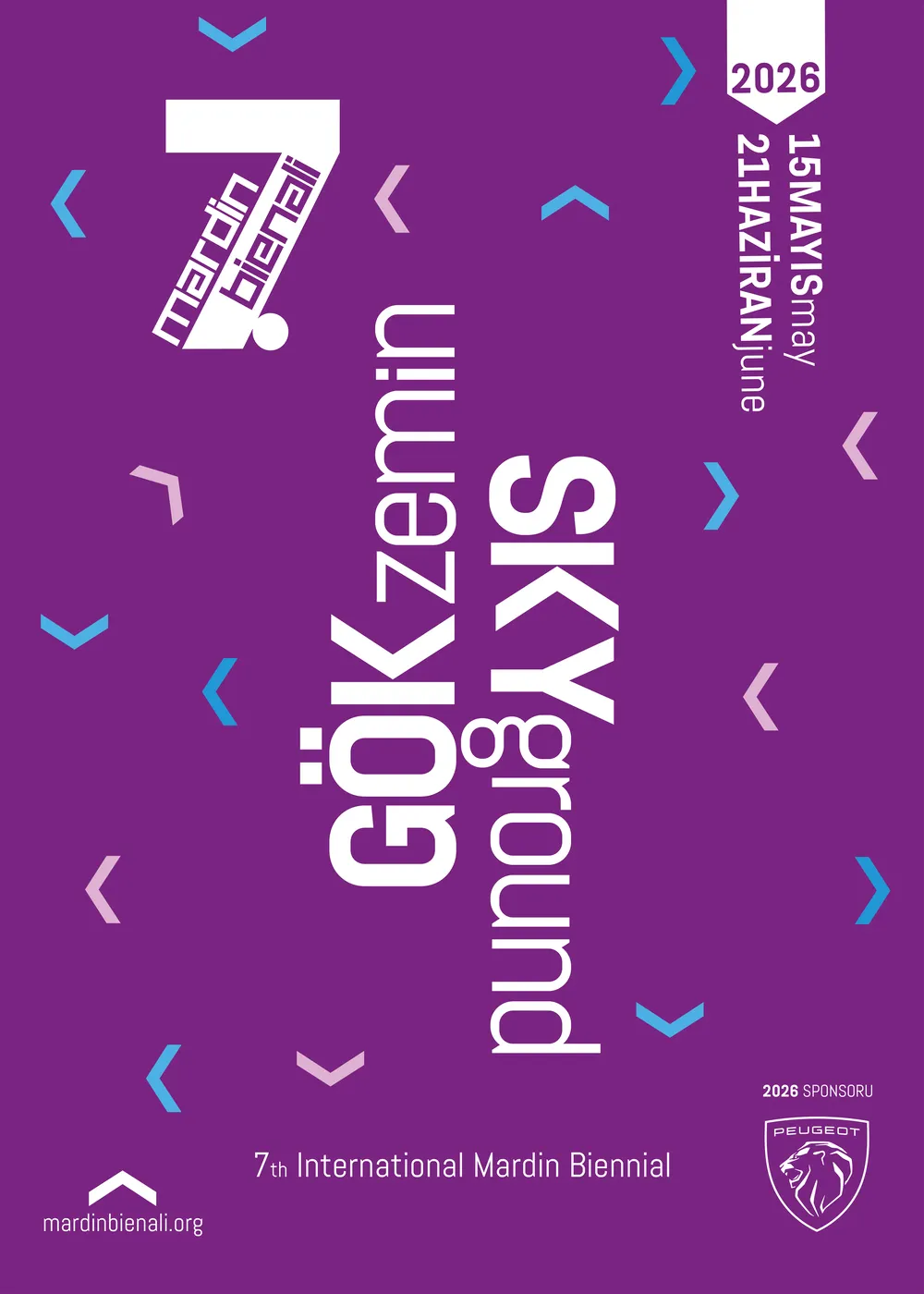 Mor bir zemin üzerinde, açık mavi ve pembe renkli ok şekilleriyle hareketli bir tasarıma sahip, 7. Uluslararası Mardin Bienali için GÖK zemin SKYground temasını, 15 Mayıs - 21 Haziran 2026 tarihlerini ve Peugeot sponsorluğunu belirten, büyük beyaz yazılarla dolu tanıtım posteri.