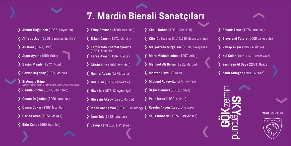 Mor renkli bir zemin üzerinde, 7. Mardin Bienali Sanatçıları başlığı altında, her birinin doğum yılı ve yeri belirtilmiş birçok sanatçının adı liste halinde beyaz renkte yazılıdır; görselde ayrıca dekoratif ok işaretleri, Gökzemin SkYground metni ve sağ alt köşede Peugeot logosu ile 2026 sponsoru bilgisi yer almaktadır.