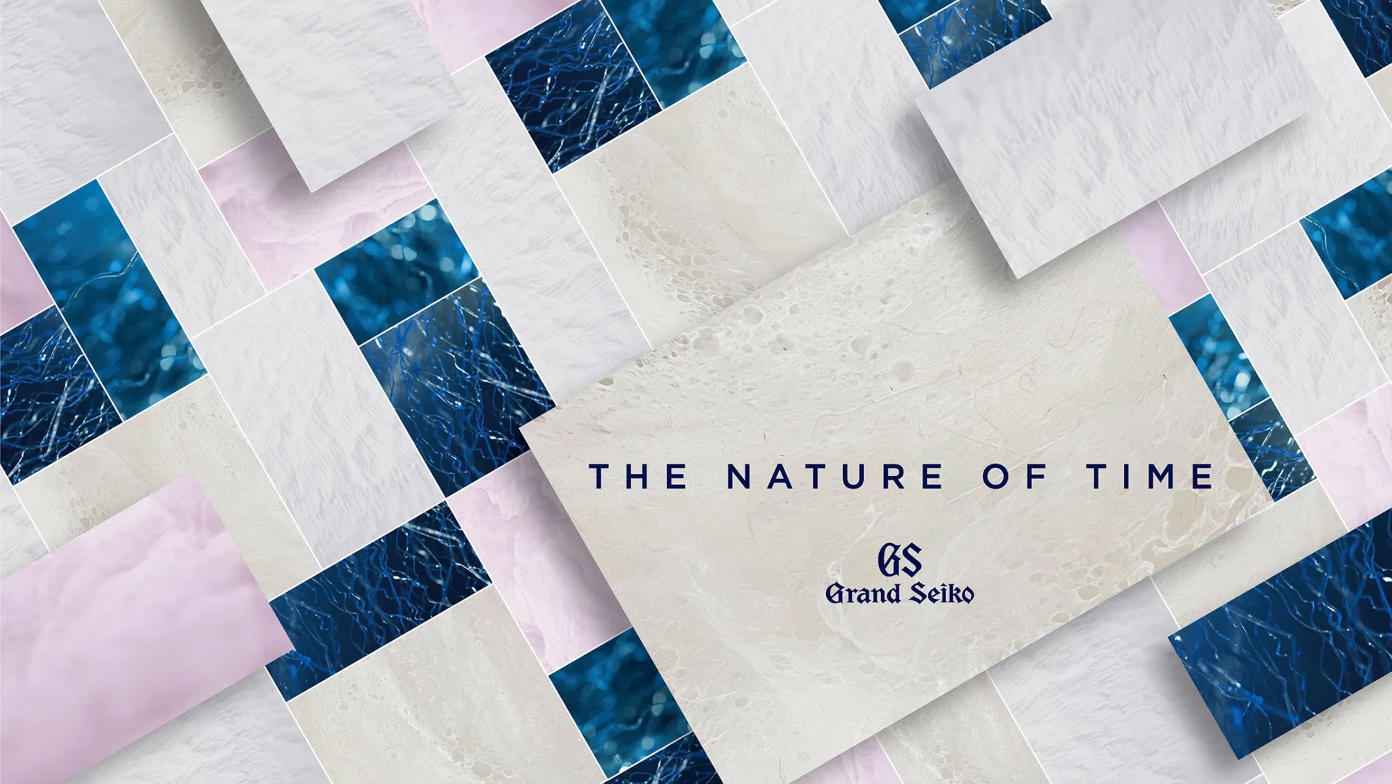 Grand Seiko'nun Milano Design Week 2026 için hazırladığı Zamanın Doğası enstalasyonunun ruhunu yansıtan, beyaz, açık mor ve mavinin farklı tonlarındaki katmanlı, soyut karolar; su, ışık ve doku detaylarıyla bezeli, ortasında THE NATURE OF TIME yazısı ve Grand Seiko logosu bulunan kremsi bir levha ile tamamlanan bir kompozisyon.