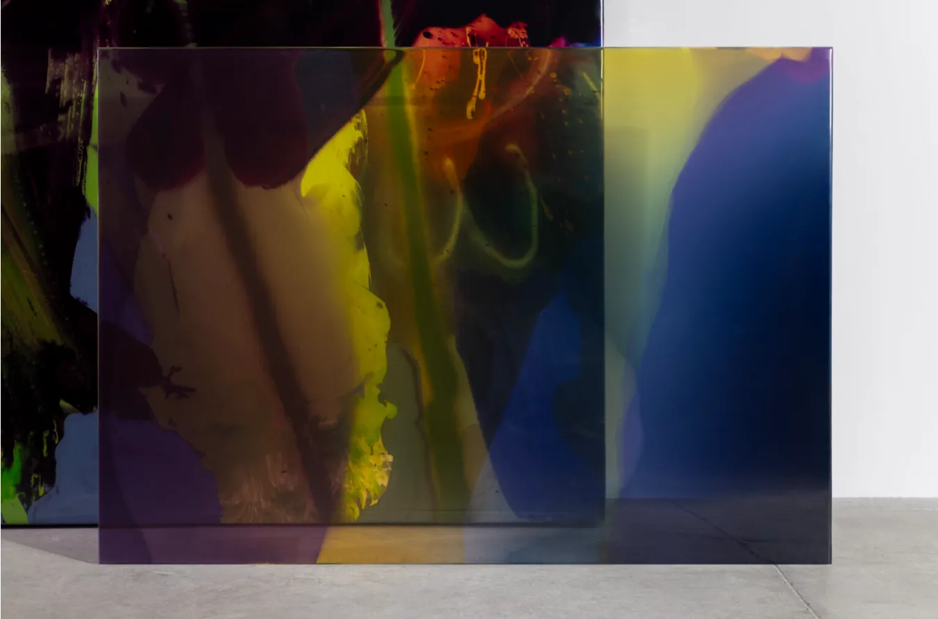 Milano Design Week 2026 kapsamındaki Galleria Rossana Orlandi sergisinden, ışıkla değişen mor, sarı ve mavi tonlarında, şeffaf katmanlar ve soyut desenlerle malzeme araştırmalarını yansıtan iki deneysel enstalasyon paneli.