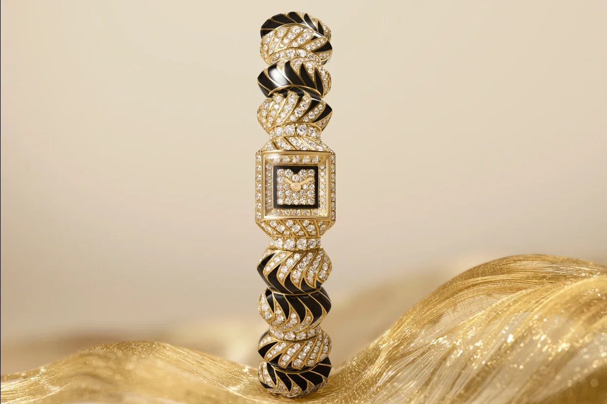 Watches & Wonders 2026'da tanıtılan Myst de Cartier, pırlantalarla bezenmiş sarı altın kasası, siyah lake detaylı, burmalı bileziği ve mücevher ustalığını vurgulayan eşsiz tasarımıyla bir saatten çok değerli bir mücevher olarak öne çıkıyor.