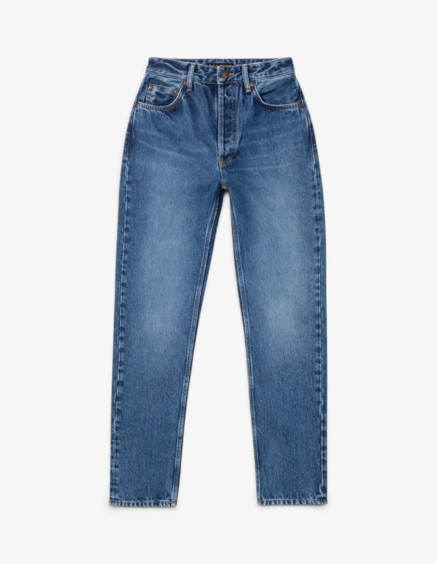 Marka Adı: Nudie Jeans
Ürün Adı: Nudie Jeans Kadın Breezy Britt Day Dreamer Jean
Ürün Cinsiyeti: Kadın
Ürün Tipi: Jean Pantolon
Ürün Sezonsallığı: Belirtilmemiş
Ürün Çeşidi: Yüksek Bel Düz Kesim Beş Cepli Jean
Ürün Özellikleri: Orta mavi tonlarında, hafif eskitme detaylara sahip bu Nudie Jeans kadın jean pantolon, klasik beş cepli tasarımı ve düğmeli kapamasıyla zamansız bir stil sunar. Yüksek bel kesimi ve düz paça yapısıyla rahat ve modern bir silüet oluştururken, dayanıklı pamuklu denim kumaşı uzun ömürlü kullanım vaat eder. Beş cepli detayları, kemer köprüleri ve kontrast dikişleriyle günlük kombinler için ideal bir parçadır.
Öne Çıkan Detaylar:
- Düğmeli ön kapama
- Yüksek bel ve düz paça kesimi
- Hafif eskitme efektli orta mavi yıkama
- Klasik beş cepli tasarım
Kimler Kullanıyor?: Konfor ve zamansız şıklığı bir arada arayanlar için ideal olan bu jean pantolon, sürdürülebilir moda anlayışını benimseyen ve gardırobunda kaliteli denim parçalara yer vermek isteyenlerin favorisi olacaktır. Günlük stilinde rahatlığı ve şıklığı ön planda tutan, farklı kombinlere kolayca adapte olabilen, klasik kesimlerin modern yorumlarını seven bireylerin tercihidir.