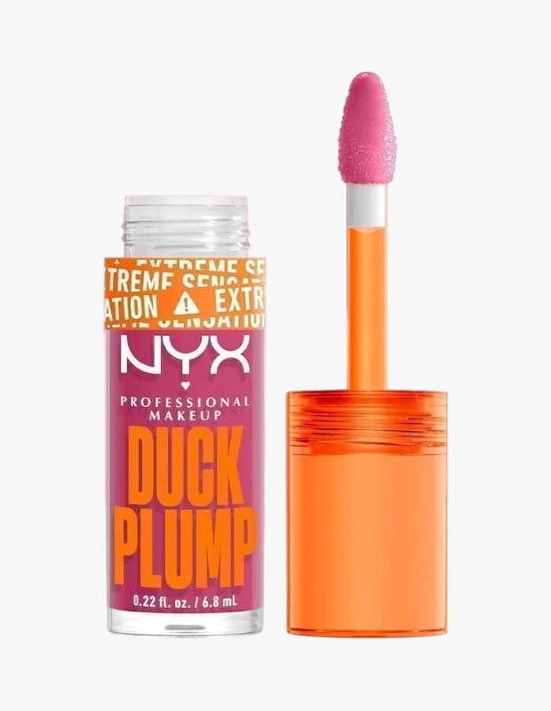 Marka Adı: NYX Professional Makeup
Ürün Adı: NYX Duck Plump Dolgun Görünüm Veren Dudak Parlatıcısı
Ürün Cinsiyeti: Unisex
Ürün Tipi: Dudak Parlatıcısı
Ürün Sezonsallığı: Belirtilmemiş
Ürün Çeşidi: Dolgunlaştırıcı ve Renkli Dudak Parlatıcısı
Ürün Özellikleri: Canlı fuşya rengi ambalajı ve turuncu detaylarıyla dikkat çeken bu dolgunlaştırıcı dudak parlatıcısı, dudaklara anında gözle görülür bir hacim ve dolgunluk kazandırmayı hedefler. 'Extreme Sensation' uyarısıyla, içeriğindeki aktif bileşenler sayesinde dudaklarda karıncalanma hissi yaratarak kan dolaşımını hızlandırır. Pembe tonlardaki ışıltılı yapısıyla parlak bir bitiş sunarken, aynı zamanda dudakları nemlendirmeye ve beslemeye yardımcı olur. 6.8 mL hacme sahiptir.
Öne Çıkan Detaylar:
- Dudaklara gözle görülür dolgun ve hacimli bir görünüm kazandırma
- Uygulandığında Extreme Sensation etkisiyle karıncalanma hissi
- Canlı fuşya rengi ve yüksek parlaklık veren ışıltılı bitiş
Kimler Kullanıyor?: Makyaj rutininde dudaklarına anında hacimli ve dolgun bir görünüm katmayı arayan, aynı zamanda ürünün sunduğu hafif karıncalanma hissiyle dinamik bir deneyim yaşamak isteyen herkes bu parlatıcıyı tercih edebilir. Canlı renkleri ve yüksek parlaklığı seven, dudaklarında iddialı bir duruş sergilemeyi önemseyen, enerjik ve modern tarzlara sahip kişiler için idealdir.