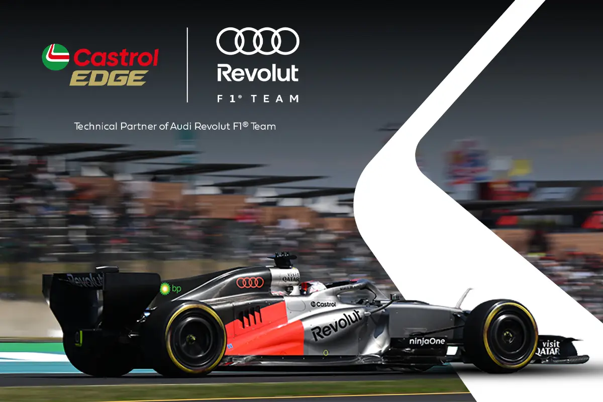 Castrol Edge ve Audi Revolut F1 Takımı'nın teknik ortaklığını vurgulayan bir görselde, Castrol Edge, Revolut ve Audi logolarını gururla taşıyan, gümüş, siyah ve kırmızı detaylı modern bir Formula 1 aracı yarış pistinde hızla ilerliyor.