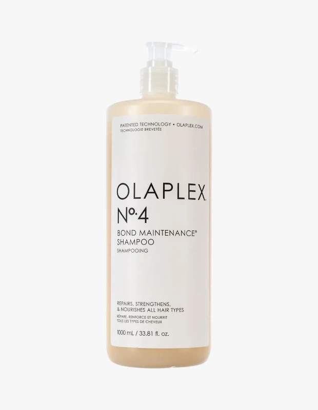 Marka Adı: Olaplex
Ürün Cinsiyeti: Belirtilmemiş
Ürün Tipi: Şampuan
Ürün Sezonsallığı: Belirtilmemiş
Ürün Çeşidi: Onarıcı Şampuan
Ürün Özellikleri: Olaplex Nº.4 Bond Maintenance Şampuan, patentli teknolojisi ile tüm saç tiplerini hedef alarak onarma, güçlendirme ve besleme özelliklerine sahip bir üründür. 1000 ml'lik büyük hacimli şişesi ve pratik pompalı başlığı ile uzun süreli ve kolay bir kullanım sunar. Ürünün açık krem rengi ambalajı, minimalist ve sade bir tasarıma sahiptir.
Öne Çıkan Detaylar:
- Patenli teknoloji ile geliştirilmiştir.
- Tüm saç tiplerini onarır, güçlendirir ve besler.
- 1000 ml büyük hacimli pratik ambalajı mevcuttur.
- Kullanım kolaylığı sağlayan pompalı başlığa sahiptir.
Kimler Kullanıyor?: Saçlarını güçlendirmek, onarmak ve derinlemesine beslemek isteyen herkes bu şampuanı tercih edebilir. Özellikle saç bağlarını korumaya ve saç sağlığını desteklemeye önem veren, yıpranmış veya kimyasal işlem görmüş saçlara sahip bireyler ile parlak ve canlı saç görünümünü sürdürmek isteyenler için idealdir. Genel saç bakım rutinlerinde saçlarına kapsamlı bir onarım sunmayı hedefleyenler bu ürünü günlük bakımlarına dahil edebilir.