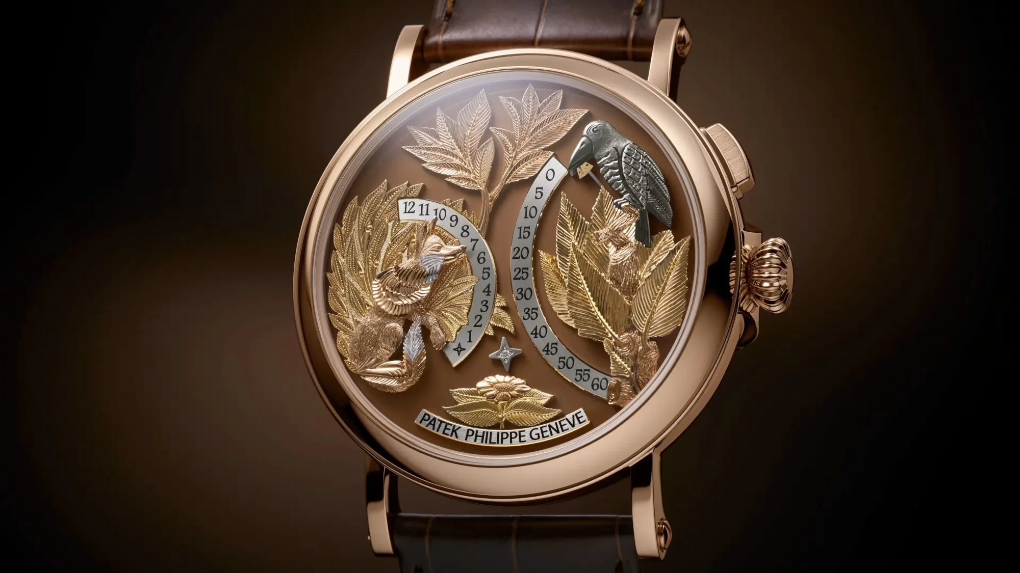 Patek Philippe'in Calatrava koleksiyonundan, pembe altın kasalı, kadranında altın tilki ve koyu renkli karga figürlerinin yanı sıra detaylı altın yaprak işlemeleriyle dikkat çeken, yay şeklindeki saat ve dakika göstergelerine sahip, lüks bir otomat kol saati.
