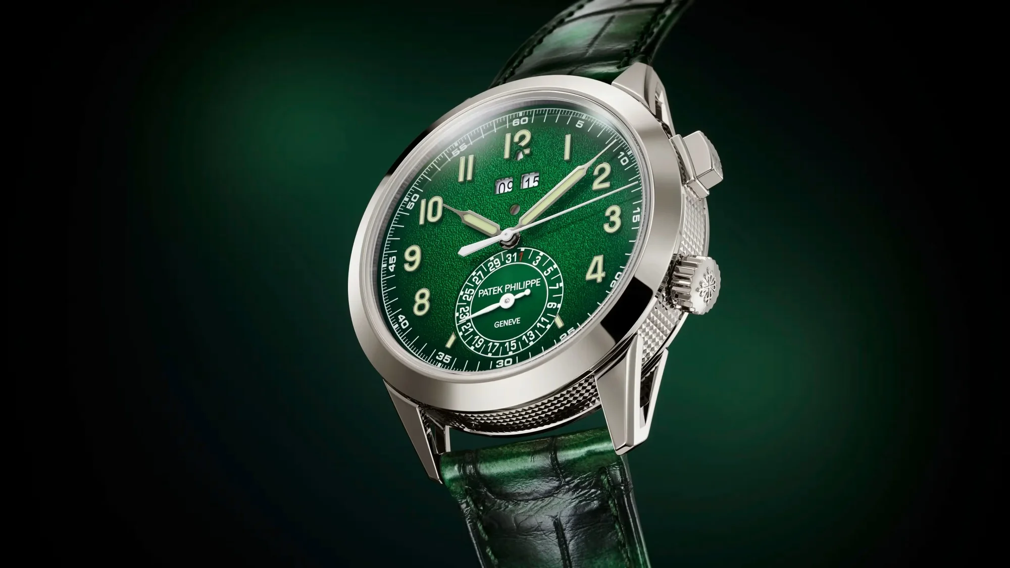 Koyu yeşil, lüks kadranı ve timsah desenli yeşil kayışı olan, gümüş renkli kasaya sahip, Grand Complication alarm özelliğine sahip zarif Patek Philippe kol saati, karanlık yeşil bir zeminde açılı bir şekilde sergileniyor.
