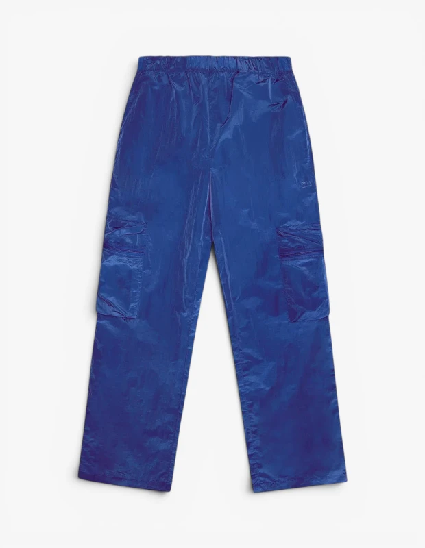 Marka Adı: Rains
Ürün Adı: Rains Kano Pantolon
Ürün Cinsiyeti: Unisex
Ürün Tipi: Pantolon
Ürün Sezonsallığı: Tüm Mevsimler
Ürün Çeşidi: Kargo Pantolon
Ürün Özellikleri: Bu canlı elektrik mavisi kargo pantolon, parlak ve hafif yapısıyla öne çıkan sentetik bir kumaştan üretilmiştir. Geniş paça ve rahat kesimi sayesinde gün boyu konfor sunar. Esnek ve ayarlanabilir lastikli bel kısmı giyim kolaylığı sağlarken, yanlarda bulunan büyük, kapaklı kargo cepleri hem fonksiyonel bir depolama alanı yaratır hem de ürüne modern bir estetik katar. Şık ve pratik tasarımıyla dikkat çeken bu pantolon, çeşitli hava koşullarına uyum sağlayabilecek şekilde tasarlanmıştır.
Öne Çıkan Detaylar:
- Canlı ve dikkat çekici elektrik mavisi renk.
- Fonksiyonel ve geniş yan kargo cepleri.
- Konforlu lastikli bel ve rahat kesim.
Kimler Kullanıyor?: Kişisel tarzına modern ve fonksiyonel bir dokunuş katmak isteyen, şehir yaşamında rahatlığı ve pratikliği ön planda tutan bireyler için uygundur. Parlak renklerle stilini ifade etmekten çekinmeyen, minimalist tasarımları işlevsellikle birleştiren ve kaliteli giysilere değer verenler bu pantolonu gardıroplarına ekleyebilirler. Aktif bir yaşam tarzına sahip, ancak günlük stilinde konfordan ödün vermek istemeyen herkes için ideal bir seçimdir.