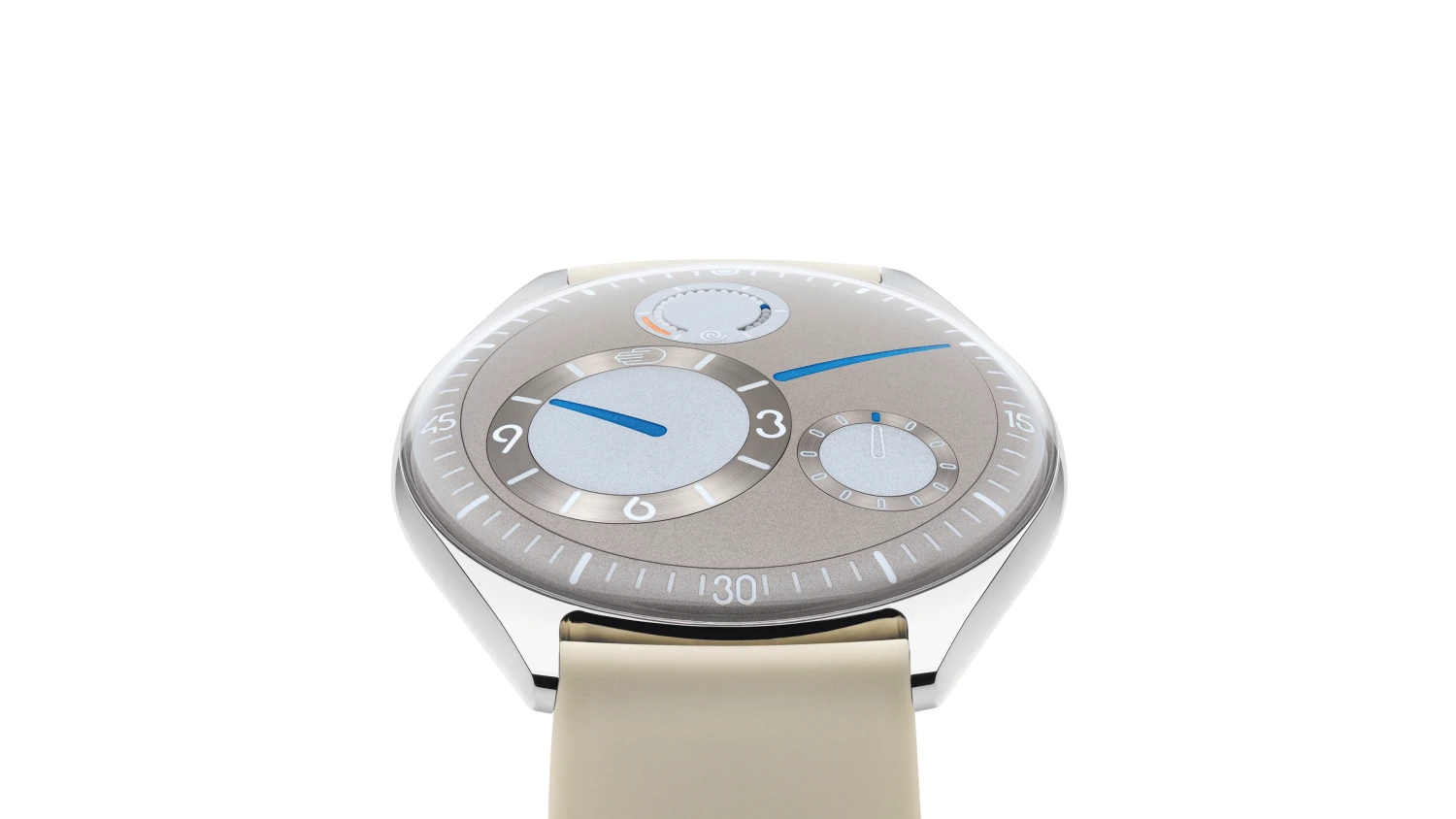 Ressence Type 11 modelinin benzersiz gri kadranı, farklı boyutlardaki alt kadranları, belirgin mavi ibreleri ve krem rengi kayışıyla Watches and Wonders etkinliğinde sergilendiği gibi yakın plandan çekilmiş modern ve detaylı bir saat fotoğrafı.