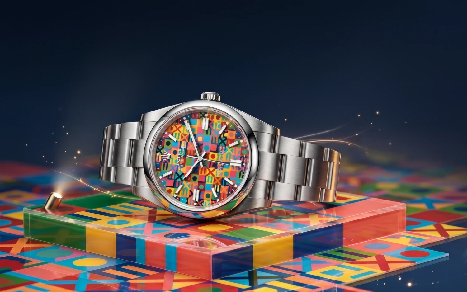Bir Rolex Oyster Perpetual 36 kol saati, çok renkli bir kadran ve paslanmaz çelik bileziğiyle, kendisiyle uyumlu desenlere sahip rengarenk bir zemin üzerinde ışık saçan parıltılar eşliğinde sergileniyor.