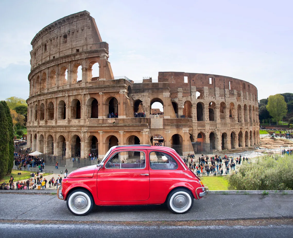 Kırmızı renkli klasik bir Fiat 500 aracın ön planda olduğu, arka planda ise Roma'nın tarihi ve görkemli Kolezyum'unun çok sayıda turist ile çevrili olduğu bu kare, Roma seyahatinin unutulmaz anlarını yansıtıyor.