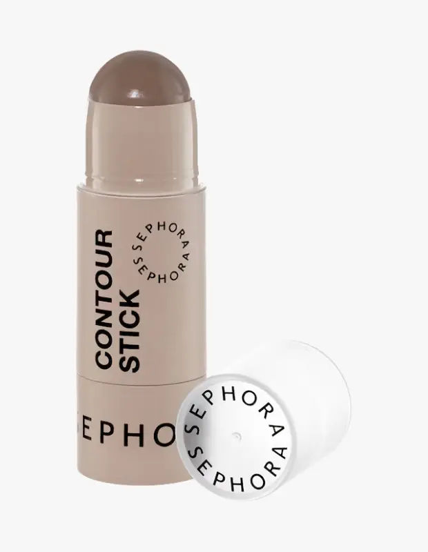 Marka Adı: Sephora Collection
Ürün Cinsiyeti: Belirtilmemiş
Ürün Tipi: Kontür Stick
Ürün Sezonsallığı: Belirtilmemiş
Ürün Çeşidi: Krem yapılı kontür stick, soğuk alt tonlu kahverengi/bej renk tonu
Ürün Özellikleri: Bu ürün, krem formüllü, kullanımı kolay bir kontür stickidir. Açık bej renkli silindirik ambalajı ve üzerinde dikey olarak yer alan siyah CONTUR STICK yazısı ile minimalist bir tasarıma sahiptir. Çevir-aç mekanizmasıyla ürünün krem ucu dışarı çıkarılabilir. Soğuk alt tonlu, mat görünümlü kahverengi/bej tonundaki ürün, yüze boyut ve derinlik katmak, elmacık kemiklerini ve çene hattını belirginleştirmek için tasarlanmıştır. Seyahat dostu ve pratik yapısıyla hızlı makyaj uygulamaları için idealdir.
Öne Çıkan Detaylar:
- Kullanım kolaylığı sunan pratik stick formu
- Yüze doğal gölgeler ve boyut kazandıran soğuk alt tonlu krem doku
- Sephora logosu ve ürün adının yer aldığı sade ve şık ambalaj
Kimler Kullanıyor?: Yüz hatlarını doğal bir şekilde belirginleştirmeyi, boyut ve derinlik kazandırmayı arzulayan, pratik ve hızlı makyaj çözümlerini tercih eden kişiler bu ürünü günlük rutinlerine veya özel günler için makyaj çantalarına kolayca dahil edebilir. Minimalist ancak etkili bir görünüm peşinde olanlar, kolayca uygulanabilen ve taşınabilen ürünleri sevenler, özellikle balo makyajı veya benzeri etkinliklerde yüzlerine rafine bir ifade katmak isteyenler için ideal bir seçenektir.