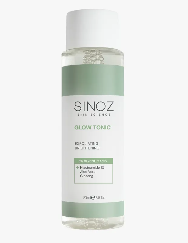 Anneler Günü hediye önerileri arasında yer alan, beyaz kapaklı şeffaf şişede, üzerinde Sinoz Skin Science Glow Tonic yazan, %5 Glikolik Asit, Niasinamid, Aloe Vera ve Ginseng içeren, cildi eksfoliye edip aydınlatmaya yardımcı olan 200 ml'lik bir güzellik ve cilt bakım toniği.