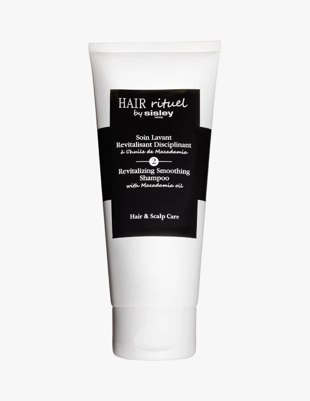 Marka Adı: Hair Rituel By Sisley
Ürün Adı: Hair Rituel By Sisley Revitalizing Smoothing Şampuan
Ürün Cinsiyeti: Unisex
Ürün Tipi: Şampuan
Ürün Sezonsallığı: Belirtilmemiş
Ürün Çeşidi: Canlandırıcı ve Pürüzsüzleştirici Şampuan
Ürün Özellikleri: Beyaz renkli, sıkılabilir tüp ambalajda sunulan bu şampuan, Hair Rituel By Sisley markasına aittir ve saç ile saç derisi bakımı için özel olarak formüle edilmiştir. Ürünün ambalajında belirtildiği üzere Fransızca Soin Lavant Revitalisant Disciplinant à l’Huile de Macadamia ve İngilizce Revitalizing Smoothing Shampoo with Macadamia oil ibareleri yer almaktadır, bu da ürünün makademya yağı içerdiğini, canlandırıcı ve pürüzsüzleştirici özelliklere sahip olduğunu göstermektedir.
Öne Çıkan Detaylar:
- Makademya yağı içeren formülü ile saçı besler.
- Saçlara canlandırıcı ve pürüzsüzleştirici etki sunar.
- Saç ve saç derisi bakımı için tasarlanmıştır.
Kimler Kullanıyor?: Saçlarında canlılık ve pürüzsüz bir görünüm arayan, aynı zamanda saç derisi sağlığını önemseyen herkes için idealdir. Yüksek kaliteli içeriklere ve etkili bir saç bakım rutinine öncelik veren, saçlarının doğal güzelliğini ortaya çıkarmayı hedefleyen kişiler bu şampuanı tercih edebilirler.