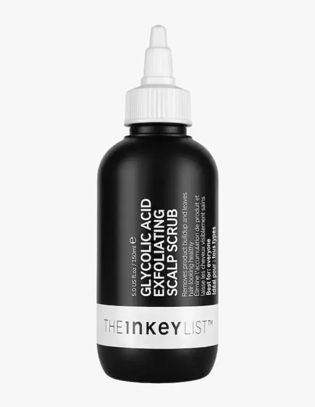 Marka Adı: The Inkey List
Ürün Adı: The Inkey List Unisex Glikolik Asit İçeren Saç Derisi Peelingi
Ürün Cinsiyeti: Unisex
Ürün Tipi: Saç Derisi Peelingi
Ürün Sezonsallığı: Belirtilmemiş
Ürün Çeşidi: Saç Derisi Bakım
Ürün Özellikleri: Siyah renkli, kullanımı kolay aplikatörlü 150 ml şişede sunulan The Inkey List Glikolik Asit İçeren Saç Derisi Peelingi, saç derisini ölü hücrelerden, ürün kalıntılarından ve fazla yağdan arındırmak için özel olarak formüle edilmiştir. Glikolik asit içeriği sayesinde nazikçe eksfoliasyon yaparak saç derisinin nefes almasını, temizlenmesini ve sağlıklı bir görünüme kavuşmasını destekler. Saç foliküllerini tıkayan birikimleri gidererek doğal saç büyümesini teşvik eder ve saçların daha hafif, canlı ve parlak görünmesine yardımcı olur.
Öne Çıkan Detaylar:
- Glikolik asit içeriği ile saç derisini derinlemesine ve nazikçe eksfoliye eder.
- Ürün kalıntılarını ve ölü deriyi temizleyerek sağlıklı saç büyümesini destekler.
- Tüm saç tipleri için uygun olup, saç derisini ferahlamış ve saçları hafiflemiş hissettirir.
Kimler Kullanıyor?: Kişisel bakımında bütünsel bir yaklaşım benimseyen, özellikle cilt bakımında aktif içeriklerin gücüne inanan ve bu yaklaşımı saç derisine de taşımak isteyen kişiler. Saç derisinde birikim, yağlanma, kepek veya cansızlık gibi sorunlar yaşayanlar; saçlarına hacim, parlaklık ve sağlıklı bir görünüm kazandırmayı hedefleyenler bu ürünü tercih edebilir. Saç derisinin detoks etkisiyle arınmasını ve ferahlamasını isteyen herkes için ideal bir çözümdür.