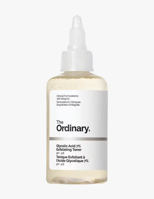 Marka Adı: The Ordinary
Ürün Adı: The Ordinary Unisex %7 Glikolik Asit Tonik Solüsyonu
Ürün Cinsiyeti: Unisex
Ürün Tipi: Tonik Solüsyonu
Ürün Sezonsallığı: Belirtilmemiş
Ürün Çeşidi: Glikolik Asit İçerikli Peeling Etkili Tonik
Ürün Özellikleri: Bu ürün, şeffaf plastik bir şişede sunulan, hafif sarımsı renkte ve yarı saydam bir solüsyondur. Ürünün ön yüzünde The Ordinary markası, %7 Glikolik Asit, Peeling Tonik ibareleri ve yaklaşık pH değeri 3.6 olarak belirtilmiştir. Şişenin üst kısmında, ürünün cilt ve saç derisine kolayca uygulanmasını sağlayan özel bir aplikatör kapağı bulunmaktadır. Formülündeki glikolik asit sayesinde cilt ve saç derisindeki ölü hücreleri, fazla yağı ve ürün kalıntılarını nazikçe arındırmaya yardımcı olur.
Öne Çıkan Detaylar:
- %7 Glikolik Asit içeren, cilt ve saç derisi için güçlü peeling etkili formül
- Cilt ve saç derisinin doğal yapısına uygun yaklaşık 3.6 pH değeri
- Hassas ve doğrudan uygulama sağlayan özel tasarımlı aplikatörlü şişe
Kimler Kullanıyor?: Cilt ve saç derisi sağlığını önemseyen, yağlanma, kepeklenme, ürün birikimi veya mat görünüm gibi sorunlarla karşılaşan kişiler bu tonik solüsyonu tercih edebilir. Saç derisini derinlemesine arındırarak sağlıklı saç uzamasını desteklemek, saç tellerine doğal parlaklığını geri kazandırmak ve genel saç kalitesini artırmak isteyen herkesin güzellik rutinine dahil edebileceği çok yönlü bir üründür.