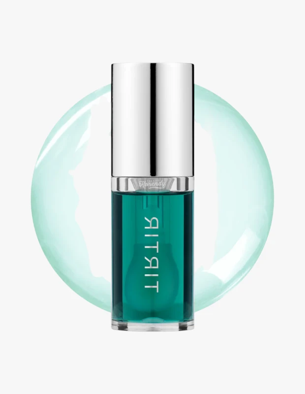 Marka Adı: TIRTIR
Ürün Adı: TIRTIR My Glow Lip Oil
Ürün Cinsiyeti: Belirtilmemiş
Ürün Tipi: Dudak Yağı
Ürün Sezonsallığı: Tüm Sezonlar
Ürün Çeşidi: Bakım Yapan ve Parlaklık Veren Dudak Yağı
Ürün Özellikleri: TIRTIR My Glow Lip Oil, dudaklara cam gibi parlak ve ıslak bir bitiş sunarken aynı zamanda derinlemesine bakım sağlayan özel bir dudak yağıdır. Şeffaf, silindirik cam şişesi ve parlak gümüş rengi kapağı ile zarif bir görünüme sahiptir. İçindeki canlı turkuaz renkli formül, dudaklarda yapışkanlık hissi bırakmadan konforlu bir kullanım sunar. Dudak kuruluklarını gidermeye yardımcı olarak pürüzsüz ve nemli bir his bırakır.
Öne Çıkan Detaylar:
- Yapışkanlık hissi bırakmayan hafif formül
- Dudaklara cam gibi parlak ve ıslak bir bitiş verir
- Dudakları derinlemesine nemlendirir ve besler
Kimler Kullanıyor?: Gün içinde dudak kuruluğu yaşayan, dudak parlatıcısı görünümünü ağırlık veya yapışkanlık hissi olmadan deneyimlemek isteyenler bu ürünü tercih edebilir. Makyajına doğal ve hızlı bir parlaklık dokunuşu eklemeyi sevenler ile dudak bakımını makyaj rutinine dahil eden, pürüzsüz ve bakımlı dudak görünümünü önemseyen herkes için uygundur.