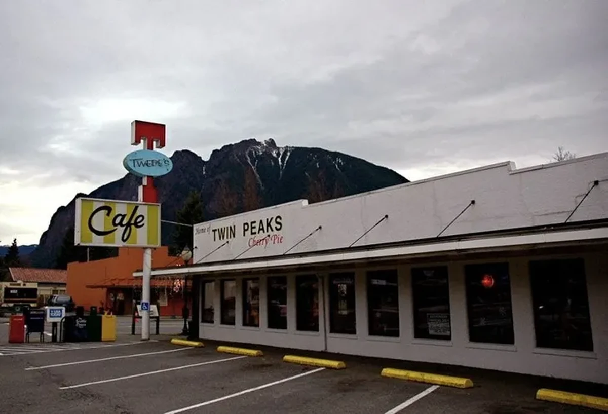 Gri ve bulutlu bir havada, önünde boş bir otoparkın yer aldığı, beyaz cephesinde Home of TWIN PEAKS Cherry Pie yazılı Twede's Cafe binası ve retro tarzı TWEDE'S Cafe tabelası, karlı dağların heybetli siluetiyle bütünleşerek David Lynch'in Filmlerde Geçen Ünlü Restoranlar listesindeki kült dizisi Twin Peaks'in efsanevi Double R Diner'ını gözler önüne seriyor.