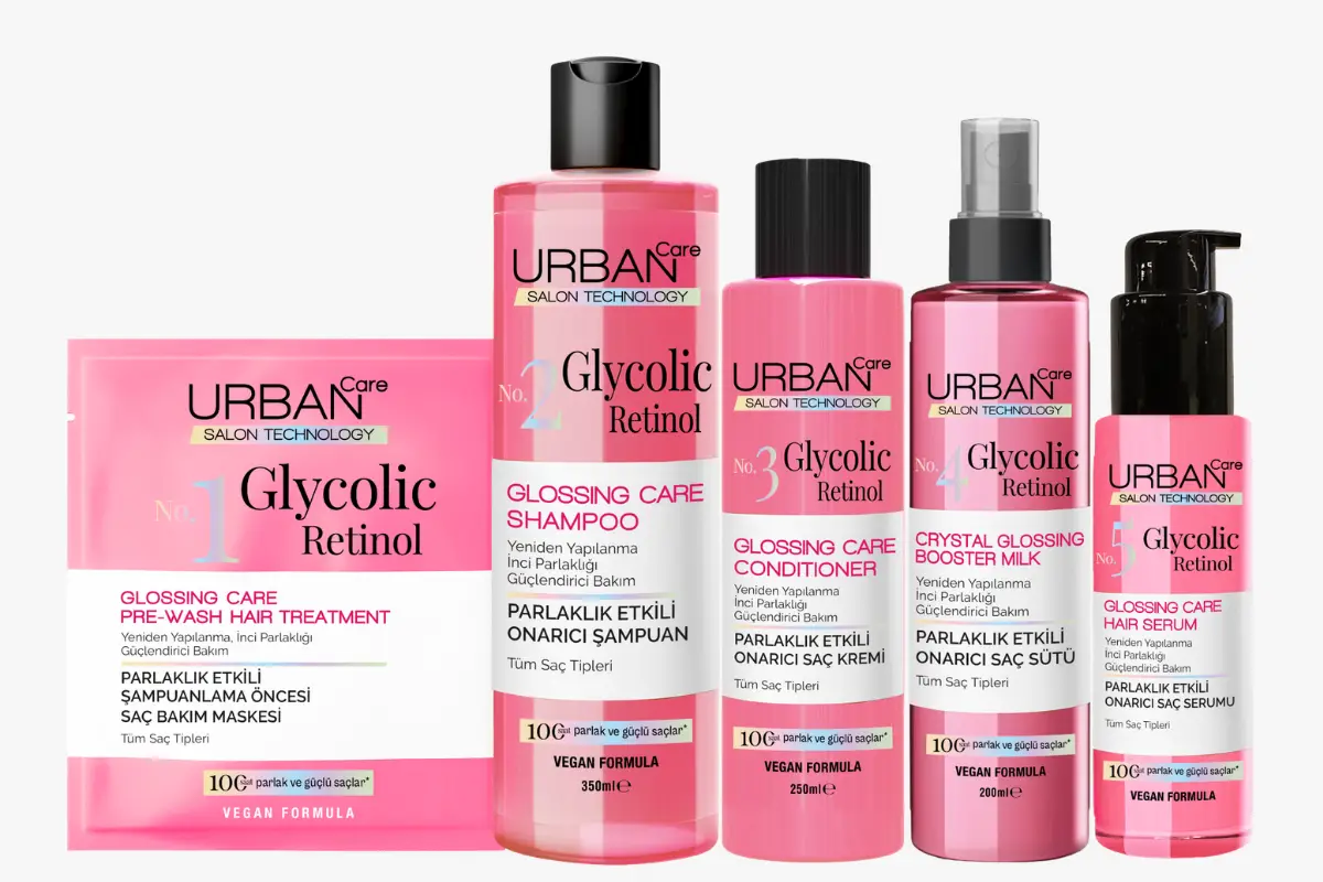 Urban Care markasının Glikolik Asit ve retinol içeren 5 adımlık saç bakımı serisi, beyaz bir zeminde yan yana duran şampuan, saç kremi, saç sütü, saç serumu ve şampuan öncesi bakım maskesi ürünleriyle mat saçlara parlaklık vaat ediyor.