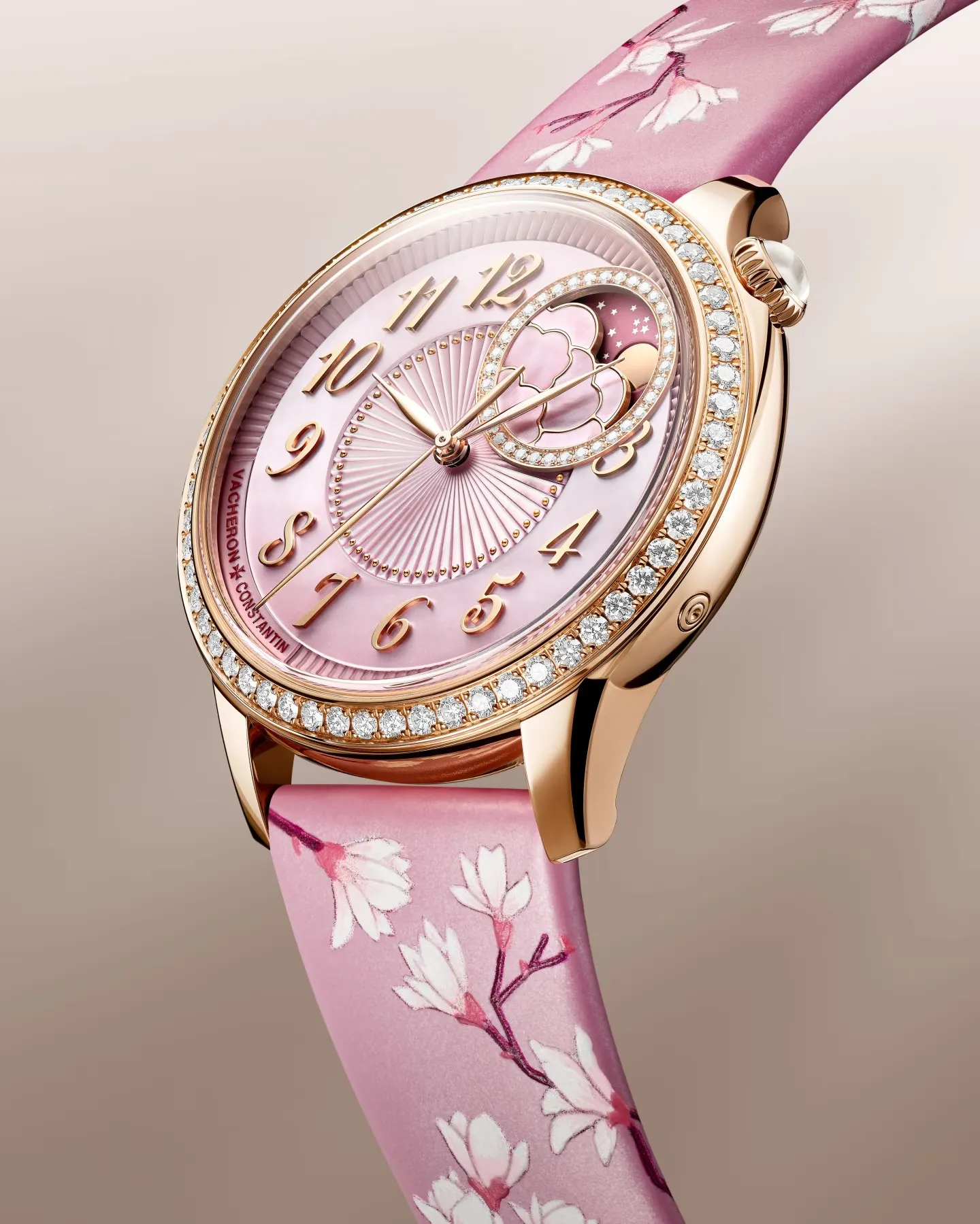 Watches & Wonders 2026'da dikkat çeken, pembe altın kasalı Vacheron Constantin Égérie Moon Phase Spring Blossom kadın saati, pırlanta bezeli ve açık pembe sedef kadranındaki pilise detaylarıyla süslenirken, ay fazı komplikasyonu ve çiçek desenli kayışıyla yüksek saatçiliğin romantik zarafetini vurguluyor.