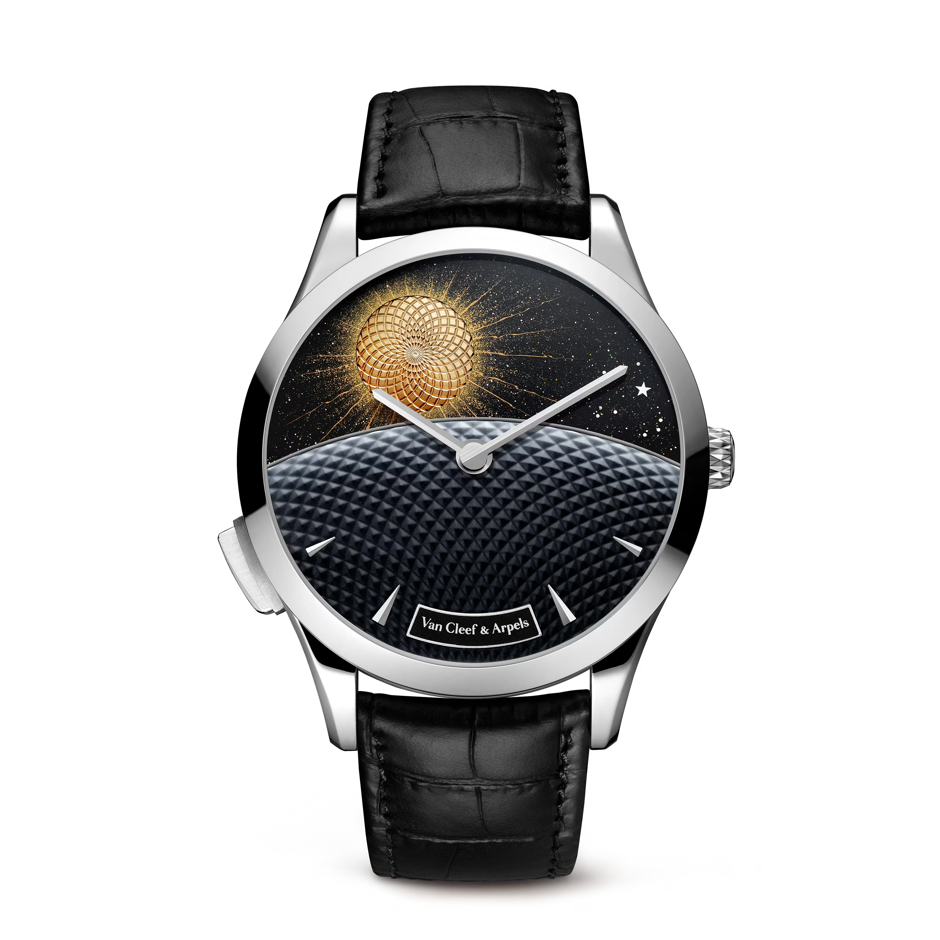 Watches & Wonders 2026'nın dikkat çeken kadın saatleri arasında yer alan Van Cleef & Arpels Midnight Jour Nuit Phase de Lune, beyaz altın kasası ve siyah timsah derisi kayışıyla, guilloché işçiliğiyle işlenmiş altın güneşi ve yıldızlı Murano camı gökyüzüyle zamanı masalsı bir kozmik anlatıya dönüştüren bir yüksek saatçilik şaheseri.
