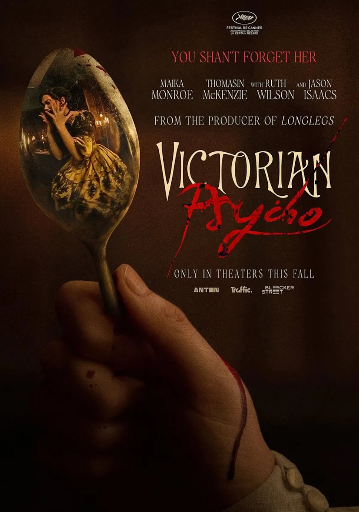 Victorian Psycho film afişinde, soluk bir elin tuttuğu metal bir kaşığın yansıtıcı yüzeyinde, Viktorya dönemi tarzı sarı elbise giymiş, çığlık atar gibi ellerini yüzüne götüren, korkmuş bir kadının görüntüsü belirginleşiyor; elin bileğinde ise koyu kırmızı bir kan izi aşağıya doğru damlıyor ve bu ürkütücü sahne, Maika Monroe'nun rol aldığı gerilim filminin karanlık atmosferini yansıtıyor.