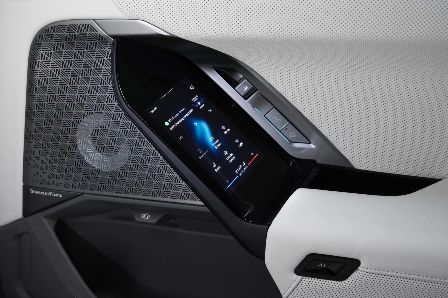 Yeni BMW 7 Serisi'nin lüks iç mekanında, kapı paneline entegre edilmiş dokunmatik arka kontrol kumanda ekranı, Bowers & Wilkins hoparlör ızgarasının yanında yer alarak, Theatre Screen, telefon, perdeler ve koltuk ayarları gibi gelişmiş özelliklere erişim sağlıyor.