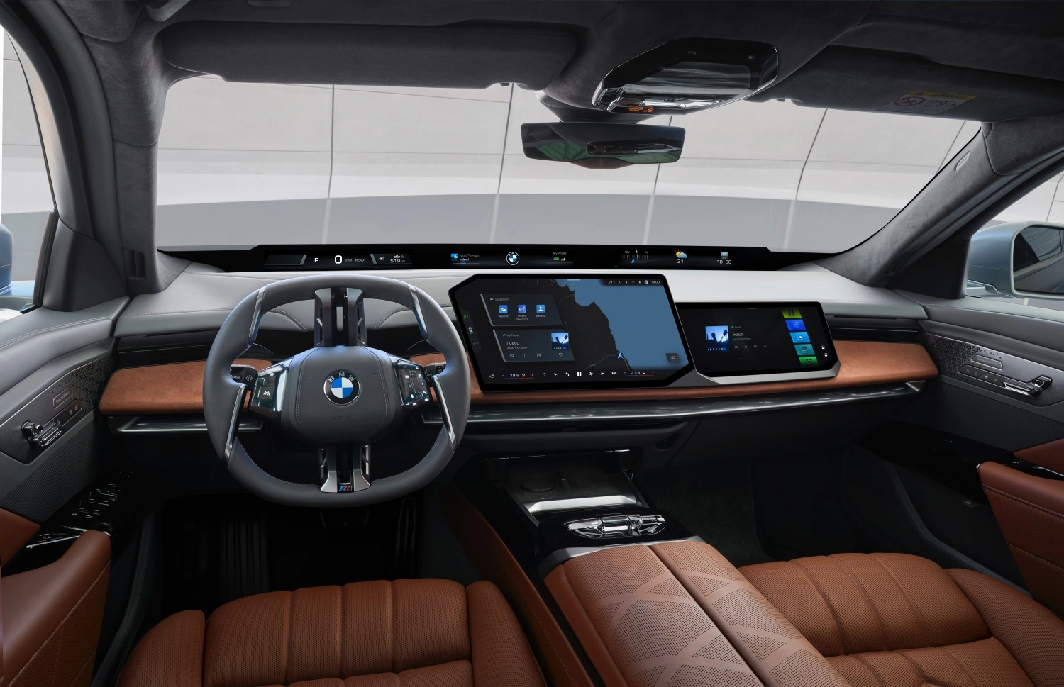 Yeni BMW 7 Serisi'nin kahverengi deri döşemelerle zenginleştirilmiş modern iç mekanında, sürücü direksiyonunun hemen arkasından başlayıp tüm ön konsol boyunca uzanan, navigasyon ve multimedya işlevlerini gösteren geniş dijital ekran paneli ve yüksek teknoloji göstergeler dikkat çekiyor.
